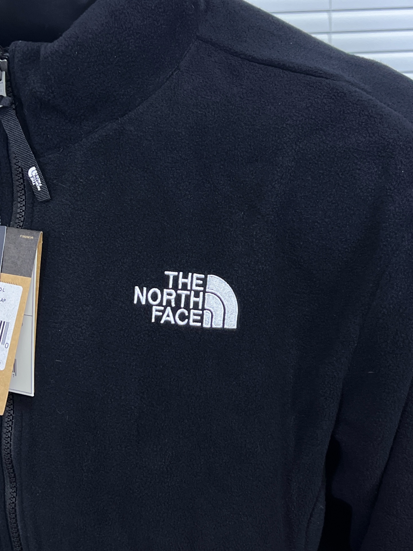 工厂放货💰100
北面二代内胆 刺绣logo摇粒绒内胆
TNF百搭内胆绒衣可以单穿可以结合1990冲锋衣北面羊羔绒保暖内胆外套情侣款男女同款男士保暖秋冬季绒衣！
TheNorthFace北面抓绒衣！昆山威fu订单！淮安代工出货！少量纯正原货！代go基本在400到500+之间！可当1990,1992,1994款冲锋衣内胆穿着搭配，自带ZIP IN连接纽扣！YKK拉链门襟设计，方便穿脱！锁温性能及其出色！两色配拉链口袋，保证储物安全！
聚热保暖的抓绒面料，轻量锁温，舒适透气！不是闷出来的热，是身体的自发热量的聚集！正面背面均刺有logo！精致工整，不带一丝拖泥带水的连线！三标齐全！完美品质！      

颜色：黑色 
尺码：XS-XXL