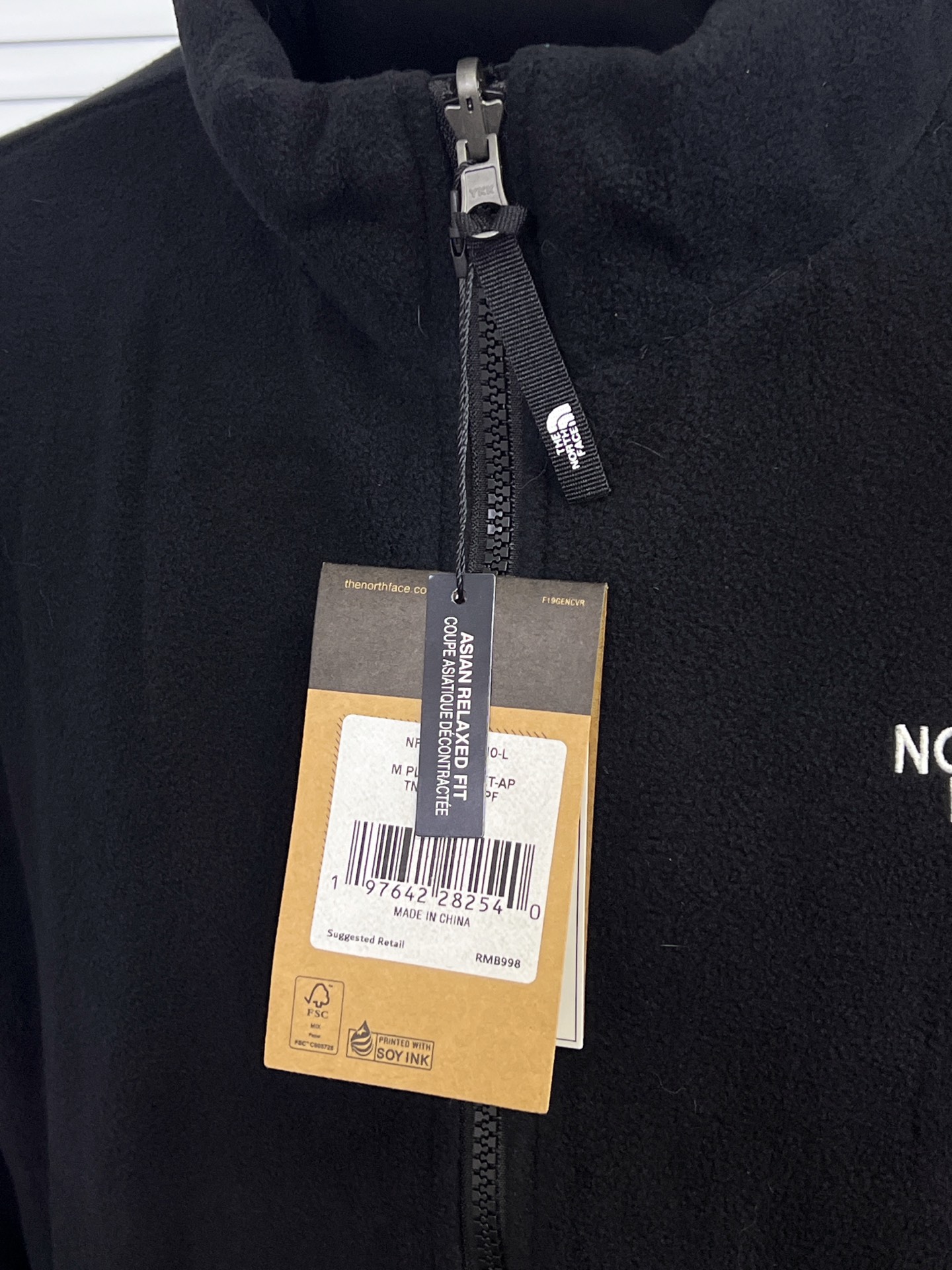 工厂放货💰100
北面二代内胆 刺绣logo摇粒绒内胆
TNF百搭内胆绒衣可以单穿可以结合1990冲锋衣北面羊羔绒保暖内胆外套情侣款男女同款男士保暖秋冬季绒衣！
TheNorthFace北面抓绒衣！昆山威fu订单！淮安代工出货！少量纯正原货！代go基本在400到500+之间！可当1990,1992,1994款冲锋衣内胆穿着搭配，自带ZIP IN连接纽扣！YKK拉链门襟设计，方便穿脱！锁温性能及其出色！两色配拉链口袋，保证储物安全！
聚热保暖的抓绒面料，轻量锁温，舒适透气！不是闷出来的热，是身体的自发热量的聚集！正面背面均刺有logo！精致工整，不带一丝拖泥带水的连线！三标齐全！完美品质！      

颜色：黑色 
尺码：XS-XXL