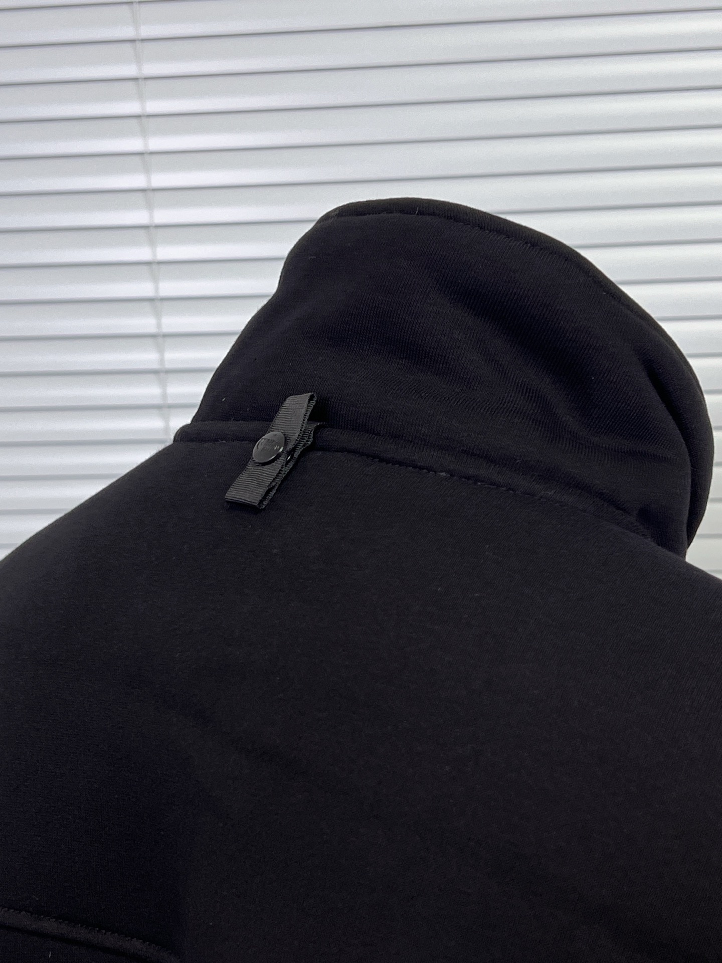 工厂放货💰110
北面三代内胆 硅胶logo羊羔绒内胆
TNF百搭内胆绒衣可以单穿可以结合1990冲锋衣北面羊羔绒保暖内胆外套情侣款男女同款男士保暖秋冬季绒衣！
TheNorthFace北面抓绒衣！昆山威fu订单！淮安代工出货！少量纯正原货！代go基本在400到500+之间！可当1990,1992,1994款冲锋衣内胆穿着搭配，自带ZIP IN连接纽扣！YKK拉链门襟设计，方便穿脱！锁温性能及其出色！两色配拉链口袋，保证储物安全！
聚热保暖的抓绒面料，轻量锁温，舒适透气！不是闷出来的热，是身体的自发热量的聚集！正面背面均刺有logo！精致工整，不带一丝拖泥带水的连线！三标齐全！完美品质！      

颜色：黑色 
尺码：XS-XXL