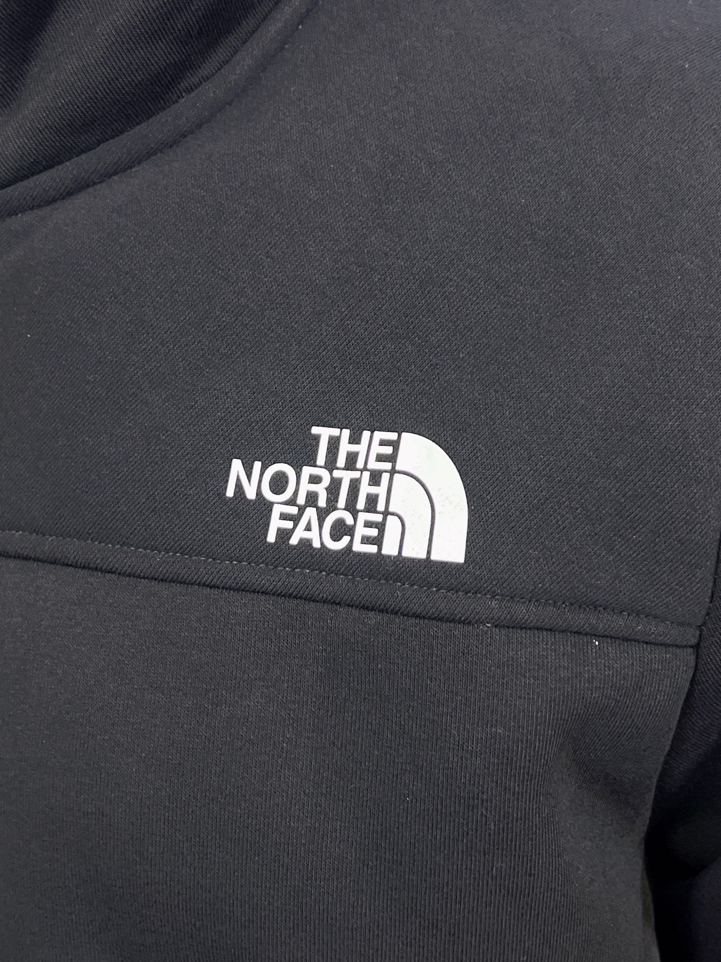 工厂放货💰110
北面三代内胆 硅胶logo羊羔绒内胆
TNF百搭内胆绒衣可以单穿可以结合1990冲锋衣北面羊羔绒保暖内胆外套情侣款男女同款男士保暖秋冬季绒衣！
TheNorthFace北面抓绒衣！昆山威fu订单！淮安代工出货！少量纯正原货！代go基本在400到500+之间！可当1990,1992,1994款冲锋衣内胆穿着搭配，自带ZIP IN连接纽扣！YKK拉链门襟设计，方便穿脱！锁温性能及其出色！两色配拉链口袋，保证储物安全！
聚热保暖的抓绒面料，轻量锁温，舒适透气！不是闷出来的热，是身体的自发热量的聚集！正面背面均刺有logo！精致工整，不带一丝拖泥带水的连线！三标齐全！完美品质！      

颜色：黑色 
尺码：XS-XXL