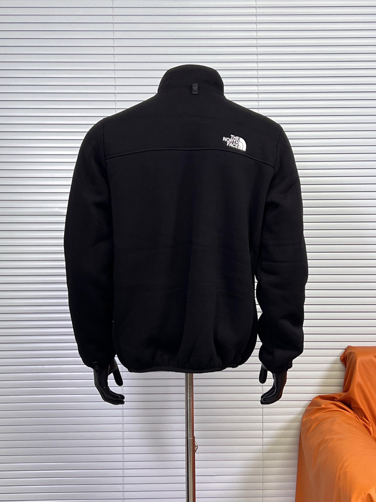 工厂放货💰110
北面三代内胆 硅胶logo羊羔绒内胆
TNF百搭内胆绒衣可以单穿可以结合1990冲锋衣北面羊羔绒保暖内胆外套情侣款男女同款男士保暖秋冬季绒衣！
TheNorthFace北面抓绒衣！昆山威fu订单！淮安代工出货！少量纯正原货！代go基本在400到500+之间！可当1990,1992,1994款冲锋衣内胆穿着搭配，自带ZIP IN连接纽扣！YKK拉链门襟设计，方便穿脱！锁温性能及其出色！两色配拉链口袋，保证储物安全！
聚热保暖的抓绒面料，轻量锁温，舒适透气！不是闷出来的热，是身体的自发热量的聚集！正面背面均刺有logo！精致工整，不带一丝拖泥带水的连线！三标齐全！完美品质！      

颜色：黑色 
尺码：XS-XXL