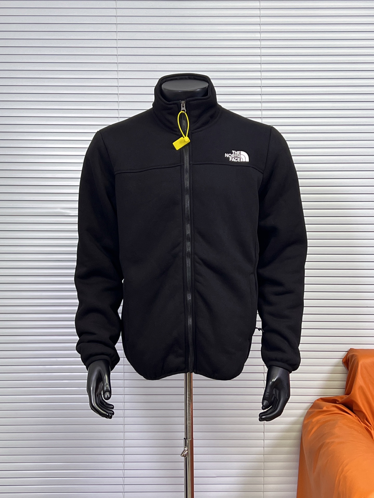 工厂放货💰110
北面三代内胆 硅胶logo羊羔绒内胆
TNF百搭内胆绒衣可以单穿可以结合1990冲锋衣北面羊羔绒保暖内胆外套情侣款男女同款男士保暖秋冬季绒衣！
TheNorthFace北面抓绒衣！昆山威fu订单！淮安代工出货！少量纯正原货！代go基本在400到500+之间！可当1990,1992,1994款冲锋衣内胆穿着搭配，自带ZIP IN连接纽扣！YKK拉链门襟设计，方便穿脱！锁温性能及其出色！两色配拉链口袋，保证储物安全！
聚热保暖的抓绒面料，轻量锁温，舒适透气！不是闷出来的热，是身体的自发热量的聚集！正面背面均刺有logo！精致工整，不带一丝拖泥带水的连线！三标齐全！完美品质！      

颜色：黑色 
尺码：XS-XXL