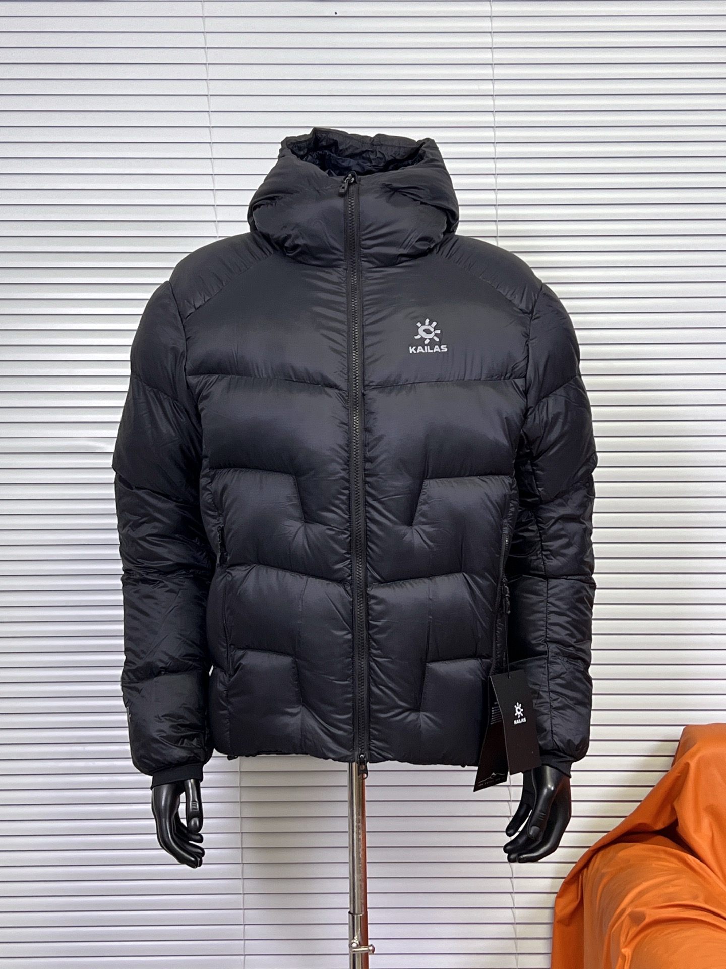 凯乐石 5000GT连帽羽绒服 凯乐石KAILAS 5000GT 户外运动登山徒步轻量透气拒水1000蓬鹅绒保暖防风连帽羽绒服 男女同款 当外部冷气入侵,即使汗湿情况下,仍可保持恒定保暖,一款高性能羽绒服为你提供需求. 面料+特点: ✅ 采用原版定制FILTER-TEC科技面料提供防风保护 ✅ 可调节立体充绒防风帽 ✅ 填充700蓬鹅绒,绒子含量达90%,高效保暖 ✅每件衣服充绒量为180g➕以上 ✅两侧拉链插手袋,内里设有拉链口袋和收纳网袋,方便收纳物品 ✅透气拉链设计,快速散热 ✅弹力防风袖口,防止寒气进入 ✅内里洗水友好结构设计,便于清洗 ✅兼具防风抗水、透汽、耐磨等全面防护性能,更好应对徒步穿越中的多变天气挑战 ✅面料采用撞色设计,独特大方 ✅大臂后侧有独特的透气拉链设计,快速散热 ✅ 在户外微雨环境下,能够抵挡水滴,防止渗透,抵御日常油污,拒绝吸收油液体类,易去污,普通洗涤,即可轻易去除污迹 ✅ 抗风,透气,轻微保暖,耐磨 ✅ 三维调节风帽贴脸不漏风,不遮挡 ✅男女同款 版型偏宽松,冬季必备 ✅适合亚洲人群 颜色:玄铁黑 青柠绿 天池蓝 苍烟白 暗泉绿 玄青黑 玉雪粉 亮面玄铁黑 亮面青柠绿 (亮面XS-XXL)