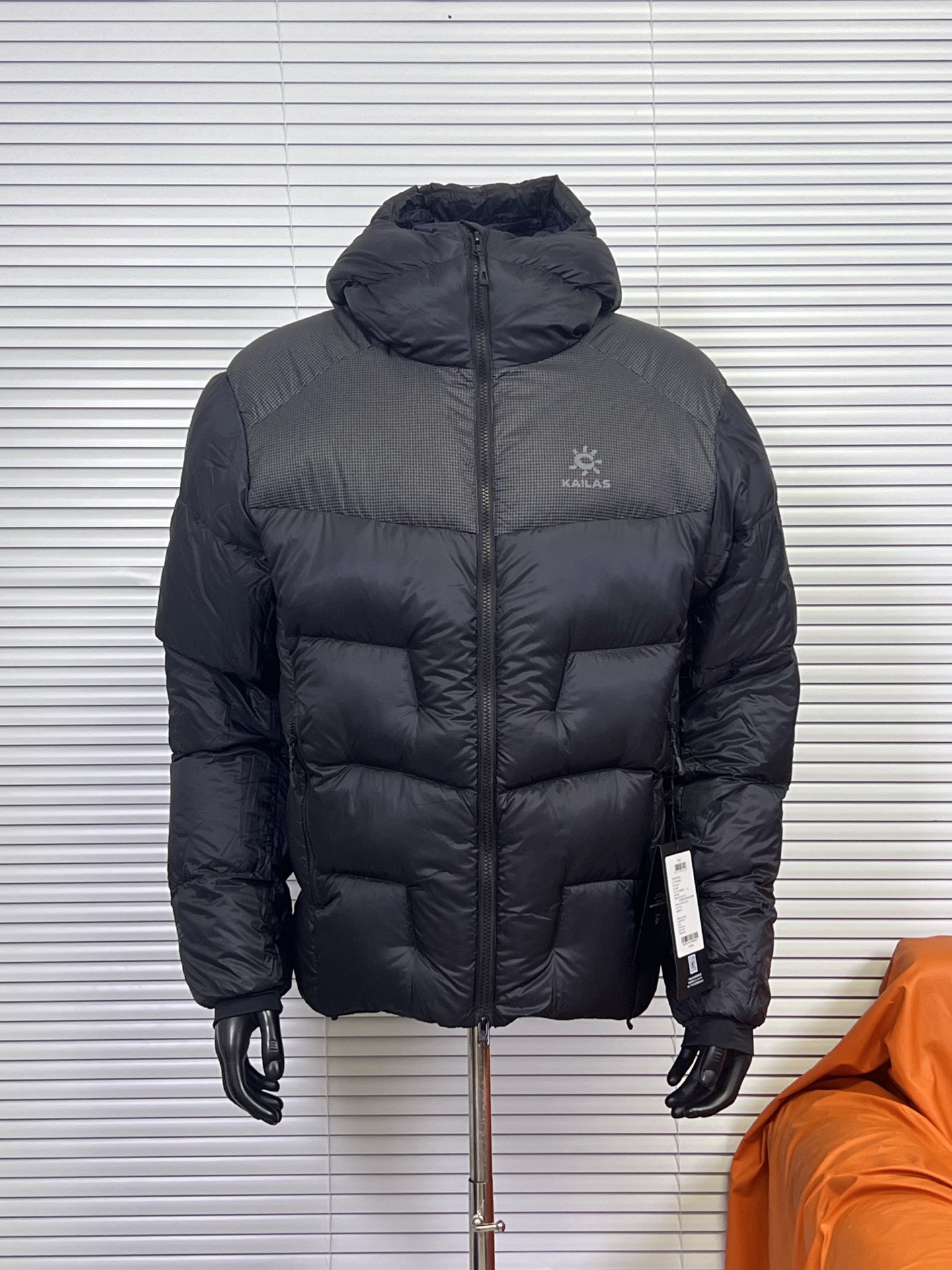 凯乐石 5000GT连帽羽绒服 凯乐石KAILAS 5000GT 户外运动登山徒步轻量透气拒水1000蓬鹅绒保暖防风连帽羽绒服 男女同款 当外部冷气入侵,即使汗湿情况下,仍可保持恒定保暖,一款高性能羽绒服为你提供需求. 面料+特点: ✅ 采用原版定制FILTER-TEC科技面料提供防风保护 ✅ 可调节立体充绒防风帽 ✅ 填充700蓬鹅绒,绒子含量达90%,高效保暖 ✅每件衣服充绒量为180g➕以上 ✅两侧拉链插手袋,内里设有拉链口袋和收纳网袋,方便收纳物品 ✅透气拉链设计,快速散热 ✅弹力防风袖口,防止寒气进入 ✅内里洗水友好结构设计,便于清洗 ✅兼具防风抗水、透汽、耐磨等全面防护性能,更好应对徒步穿越中的多变天气挑战 ✅面料采用撞色设计,独特大方 ✅大臂后侧有独特的透气拉链设计,快速散热 ✅ 在户外微雨环境下,能够抵挡水滴,防止渗透,抵御日常油污,拒绝吸收油液体类,易去污,普通洗涤,即可轻易去除污迹 ✅ 抗风,透气,轻微保暖,耐磨 ✅ 三维调节风帽贴脸不漏风,不遮挡 ✅男女同款 版型偏宽松,冬季必备 ✅适合亚洲人群 颜色:玄铁黑 青柠绿 天池蓝 苍烟白 暗泉绿 玄青黑 玉雪粉 亮面玄铁黑 亮面青柠绿 (亮面XS-XXL)