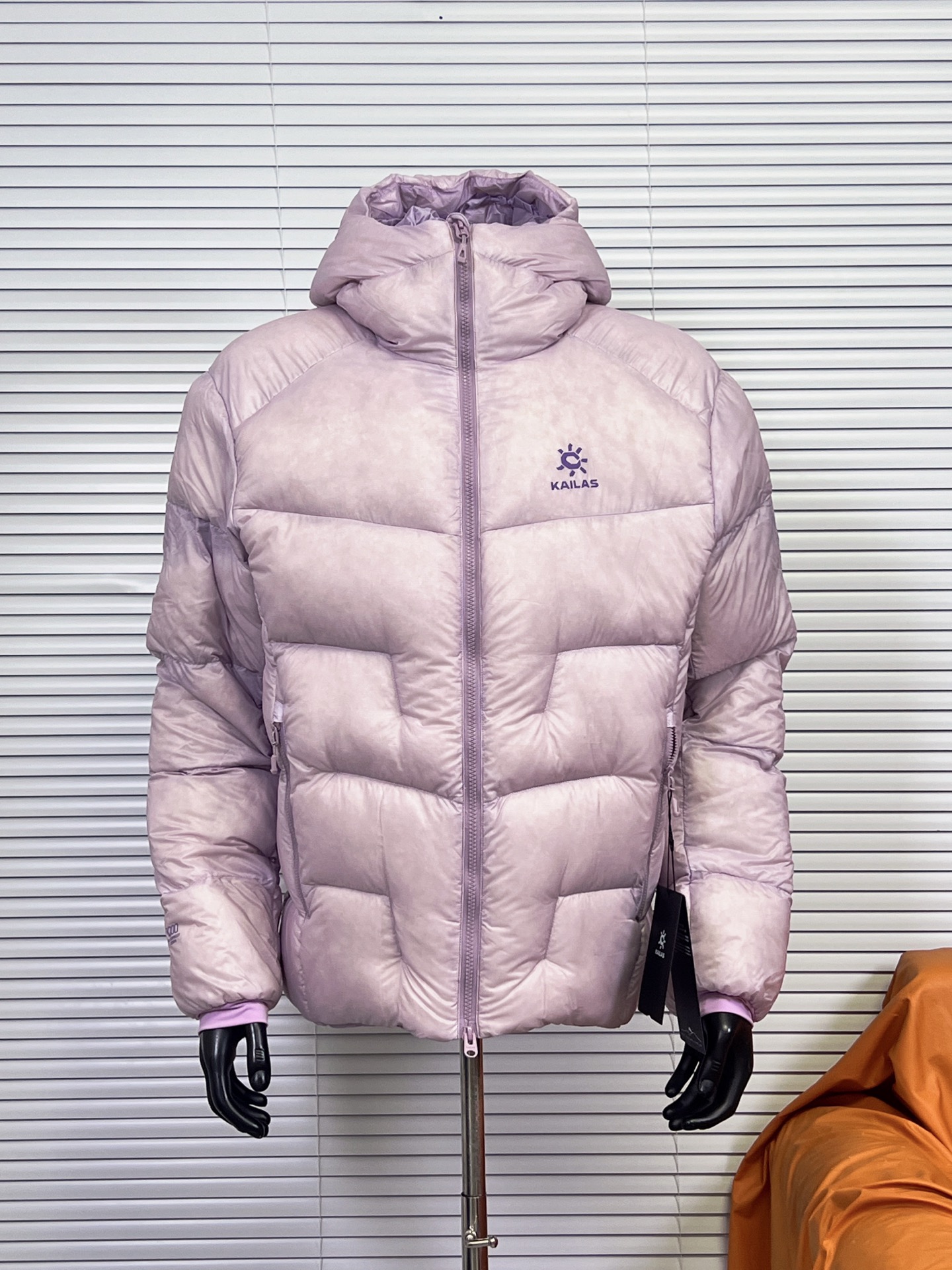 凯乐石 5000GT连帽羽绒服 凯乐石KAILAS 5000GT 户外运动登山徒步轻量透气拒水1000蓬鹅绒保暖防风连帽羽绒服 男女同款 当外部冷气入侵,即使汗湿情况下,仍可保持恒定保暖,一款高性能羽绒服为你提供需求. 面料+特点: ✅ 采用原版定制FILTER-TEC科技面料提供防风保护 ✅ 可调节立体充绒防风帽 ✅ 填充700蓬鹅绒,绒子含量达90%,高效保暖 ✅每件衣服充绒量为180g➕以上 ✅两侧拉链插手袋,内里设有拉链口袋和收纳网袋,方便收纳物品 ✅透气拉链设计,快速散热 ✅弹力防风袖口,防止寒气进入 ✅内里洗水友好结构设计,便于清洗 ✅兼具防风抗水、透汽、耐磨等全面防护性能,更好应对徒步穿越中的多变天气挑战 ✅面料采用撞色设计,独特大方 ✅大臂后侧有独特的透气拉链设计,快速散热 ✅ 在户外微雨环境下,能够抵挡水滴,防止渗透,抵御日常油污,拒绝吸收油液体类,易去污,普通洗涤,即可轻易去除污迹 ✅ 抗风,透气,轻微保暖,耐磨 ✅ 三维调节风帽贴脸不漏风,不遮挡 ✅男女同款 版型偏宽松,冬季必备 ✅适合亚洲人群 颜色:玄铁黑 青柠绿 天池蓝 苍烟白 暗泉绿 玄青黑 玉雪粉 亮面玄铁黑 亮面青柠绿 (亮面XS-XXL)