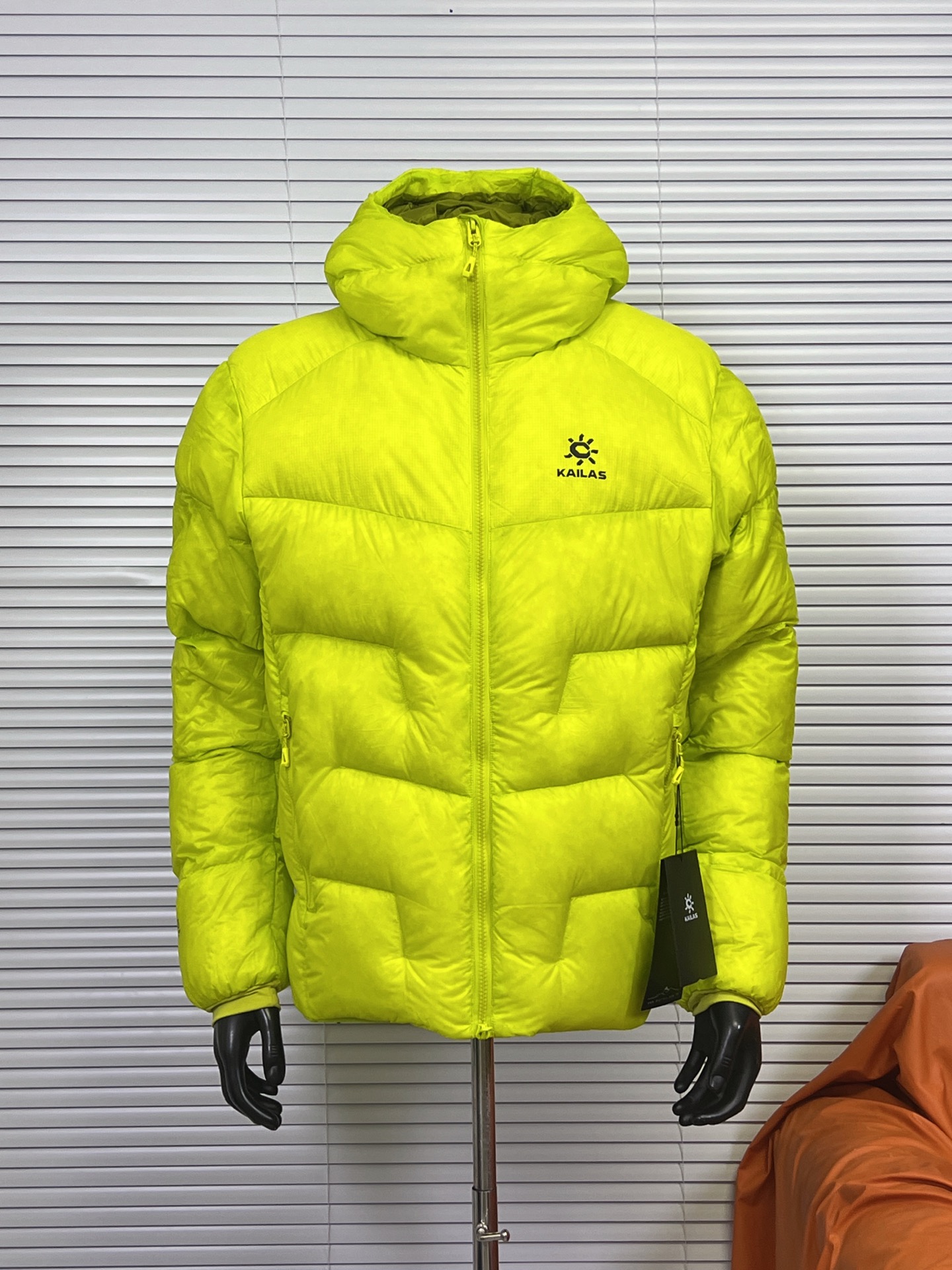 凯乐石 5000GT连帽羽绒服 凯乐石KAILAS 5000GT 户外运动登山徒步轻量透气拒水1000蓬鹅绒保暖防风连帽羽绒服 男女同款 当外部冷气入侵,即使汗湿情况下,仍可保持恒定保暖,一款高性能羽绒服为你提供需求. 面料+特点: ✅ 采用原版定制FILTER-TEC科技面料提供防风保护 ✅ 可调节立体充绒防风帽 ✅ 填充700蓬鹅绒,绒子含量达90%,高效保暖 ✅每件衣服充绒量为180g➕以上 ✅两侧拉链插手袋,内里设有拉链口袋和收纳网袋,方便收纳物品 ✅透气拉链设计,快速散热 ✅弹力防风袖口,防止寒气进入 ✅内里洗水友好结构设计,便于清洗 ✅兼具防风抗水、透汽、耐磨等全面防护性能,更好应对徒步穿越中的多变天气挑战 ✅面料采用撞色设计,独特大方 ✅大臂后侧有独特的透气拉链设计,快速散热 ✅ 在户外微雨环境下,能够抵挡水滴,防止渗透,抵御日常油污,拒绝吸收油液体类,易去污,普通洗涤,即可轻易去除污迹 ✅ 抗风,透气,轻微保暖,耐磨 ✅ 三维调节风帽贴脸不漏风,不遮挡 ✅男女同款 版型偏宽松,冬季必备 ✅适合亚洲人群 颜色:玄铁黑 青柠绿 天池蓝 苍烟白 暗泉绿 玄青黑 玉雪粉 亮面玄铁黑 亮面青柠绿 (亮面XS-XXL)