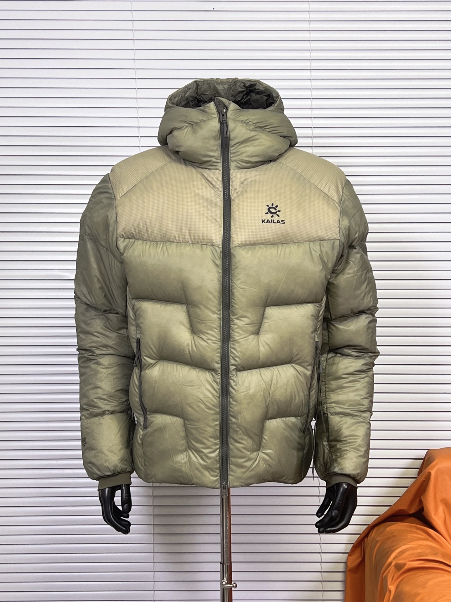 凯乐石 5000GT连帽羽绒服 凯乐石KAILAS 5000GT 户外运动登山徒步轻量透气拒水1000蓬鹅绒保暖防风连帽羽绒服 男女同款 当外部冷气入侵,即使汗湿情况下,仍可保持恒定保暖,一款高性能羽绒服为你提供需求. 面料+特点: ✅ 采用原版定制FILTER-TEC科技面料提供防风保护 ✅ 可调节立体充绒防风帽 ✅ 填充700蓬鹅绒,绒子含量达90%,高效保暖 ✅每件衣服充绒量为180g➕以上 ✅两侧拉链插手袋,内里设有拉链口袋和收纳网袋,方便收纳物品 ✅透气拉链设计,快速散热 ✅弹力防风袖口,防止寒气进入 ✅内里洗水友好结构设计,便于清洗 ✅兼具防风抗水、透汽、耐磨等全面防护性能,更好应对徒步穿越中的多变天气挑战 ✅面料采用撞色设计,独特大方 ✅大臂后侧有独特的透气拉链设计,快速散热 ✅ 在户外微雨环境下,能够抵挡水滴,防止渗透,抵御日常油污,拒绝吸收油液体类,易去污,普通洗涤,即可轻易去除污迹 ✅ 抗风,透气,轻微保暖,耐磨 ✅ 三维调节风帽贴脸不漏风,不遮挡 ✅男女同款 版型偏宽松,冬季必备 ✅适合亚洲人群 颜色:玄铁黑 青柠绿 天池蓝 苍烟白 暗泉绿 玄青黑 玉雪粉 亮面玄铁黑 亮面青柠绿 (亮面XS-XXL)