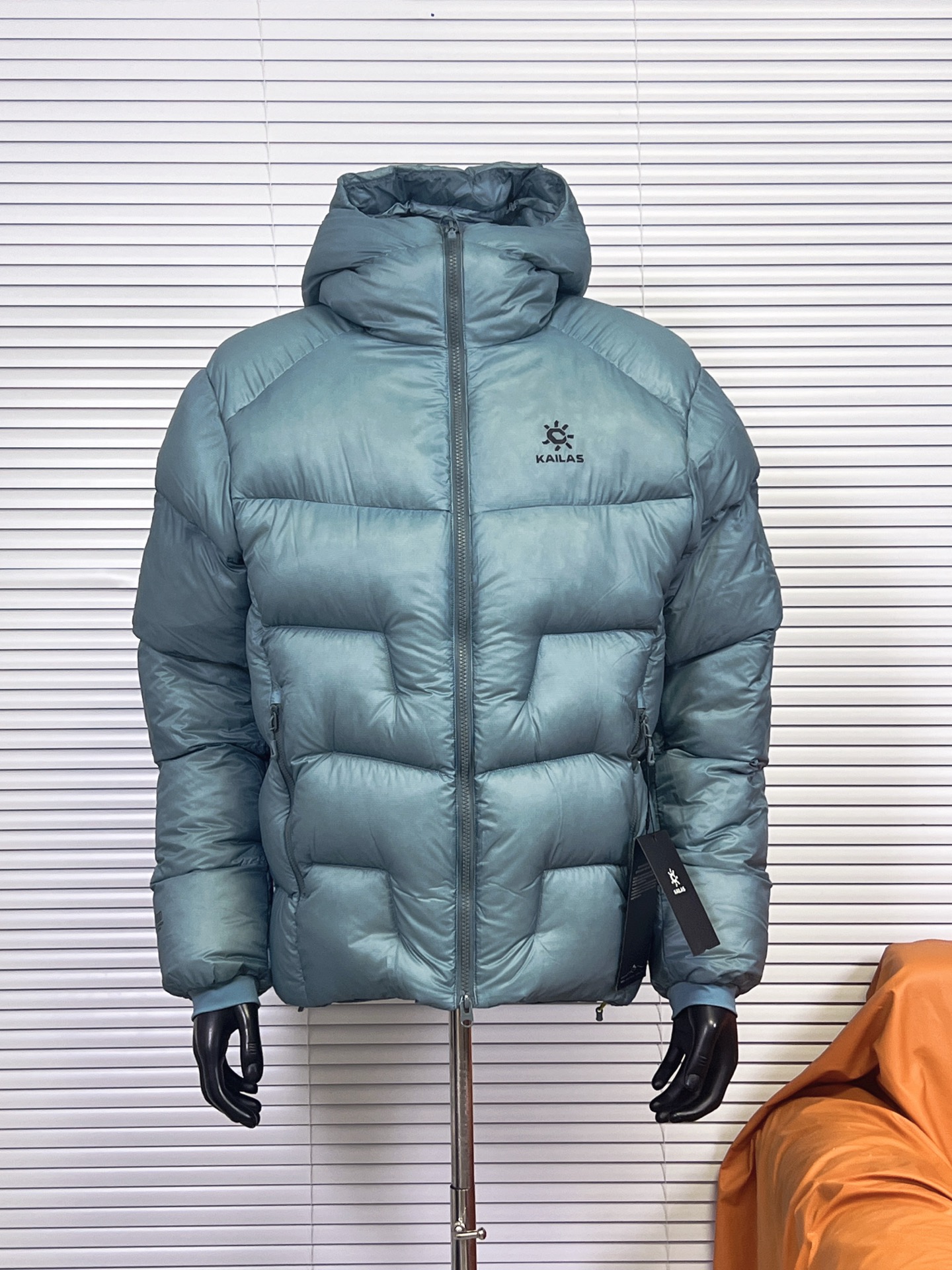 凯乐石 5000GT连帽羽绒服 凯乐石KAILAS 5000GT 户外运动登山徒步轻量透气拒水1000蓬鹅绒保暖防风连帽羽绒服 男女同款 当外部冷气入侵,即使汗湿情况下,仍可保持恒定保暖,一款高性能羽绒服为你提供需求. 面料+特点: ✅ 采用原版定制FILTER-TEC科技面料提供防风保护 ✅ 可调节立体充绒防风帽 ✅ 填充700蓬鹅绒,绒子含量达90%,高效保暖 ✅每件衣服充绒量为180g➕以上 ✅两侧拉链插手袋,内里设有拉链口袋和收纳网袋,方便收纳物品 ✅透气拉链设计,快速散热 ✅弹力防风袖口,防止寒气进入 ✅内里洗水友好结构设计,便于清洗 ✅兼具防风抗水、透汽、耐磨等全面防护性能,更好应对徒步穿越中的多变天气挑战 ✅面料采用撞色设计,独特大方 ✅大臂后侧有独特的透气拉链设计,快速散热 ✅ 在户外微雨环境下,能够抵挡水滴,防止渗透,抵御日常油污,拒绝吸收油液体类,易去污,普通洗涤,即可轻易去除污迹 ✅ 抗风,透气,轻微保暖,耐磨 ✅ 三维调节风帽贴脸不漏风,不遮挡 ✅男女同款 版型偏宽松,冬季必备 ✅适合亚洲人群 颜色:玄铁黑 青柠绿 天池蓝 苍烟白 暗泉绿 玄青黑 玉雪粉 亮面玄铁黑 亮面青柠绿 (亮面XS-XXL)