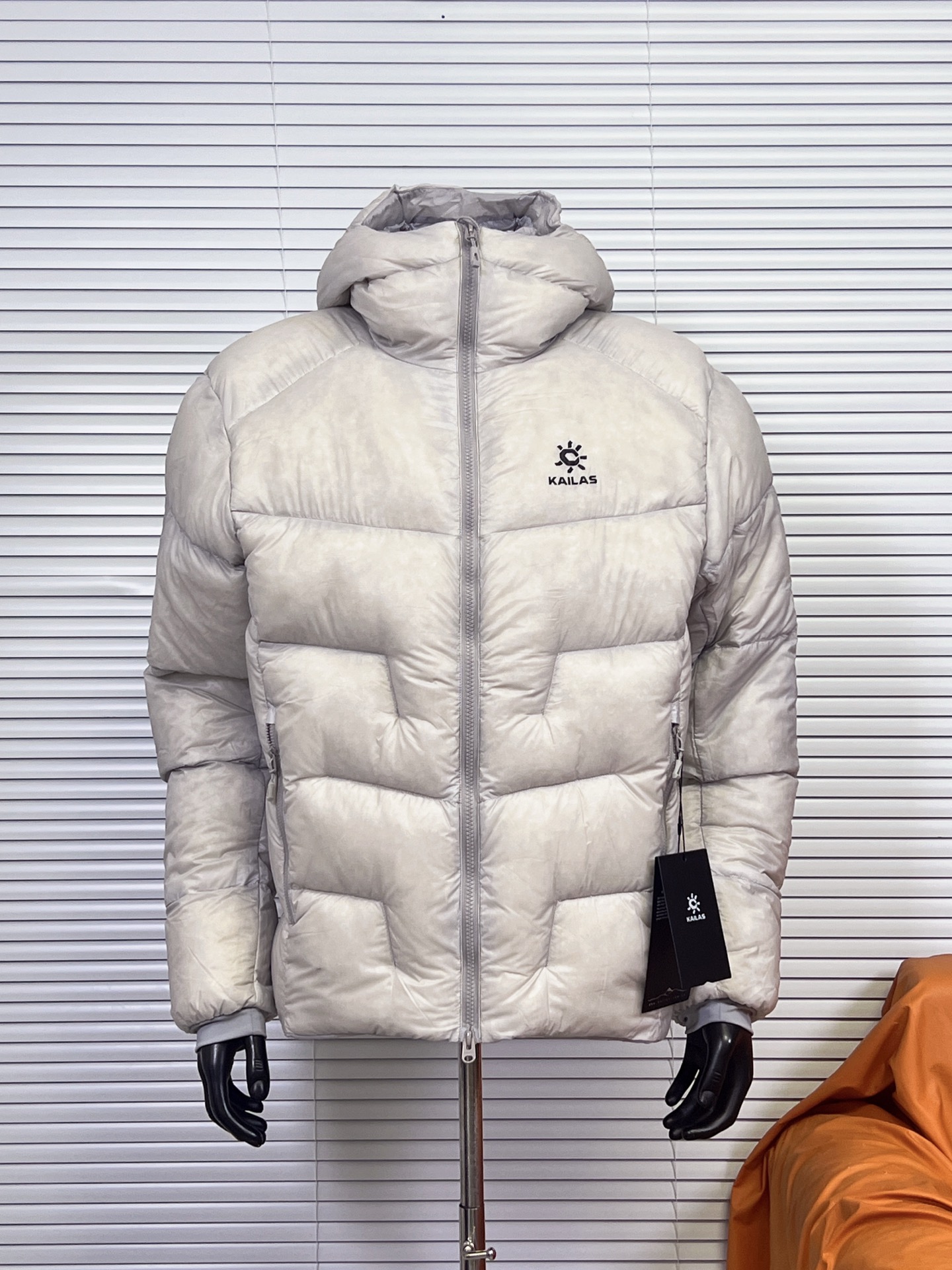 凯乐石 5000GT连帽羽绒服 凯乐石KAILAS 5000GT 户外运动登山徒步轻量透气拒水1000蓬鹅绒保暖防风连帽羽绒服 男女同款 当外部冷气入侵,即使汗湿情况下,仍可保持恒定保暖,一款高性能羽绒服为你提供需求. 面料+特点: ✅ 采用原版定制FILTER-TEC科技面料提供防风保护 ✅ 可调节立体充绒防风帽 ✅ 填充700蓬鹅绒,绒子含量达90%,高效保暖 ✅每件衣服充绒量为180g➕以上 ✅两侧拉链插手袋,内里设有拉链口袋和收纳网袋,方便收纳物品 ✅透气拉链设计,快速散热 ✅弹力防风袖口,防止寒气进入 ✅内里洗水友好结构设计,便于清洗 ✅兼具防风抗水、透汽、耐磨等全面防护性能,更好应对徒步穿越中的多变天气挑战 ✅面料采用撞色设计,独特大方 ✅大臂后侧有独特的透气拉链设计,快速散热 ✅ 在户外微雨环境下,能够抵挡水滴,防止渗透,抵御日常油污,拒绝吸收油液体类,易去污,普通洗涤,即可轻易去除污迹 ✅ 抗风,透气,轻微保暖,耐磨 ✅ 三维调节风帽贴脸不漏风,不遮挡 ✅男女同款 版型偏宽松,冬季必备 ✅适合亚洲人群 颜色:玄铁黑 青柠绿 天池蓝 苍烟白 暗泉绿 玄青黑 玉雪粉 亮面玄铁黑 亮面青柠绿 (亮面XS-XXL)