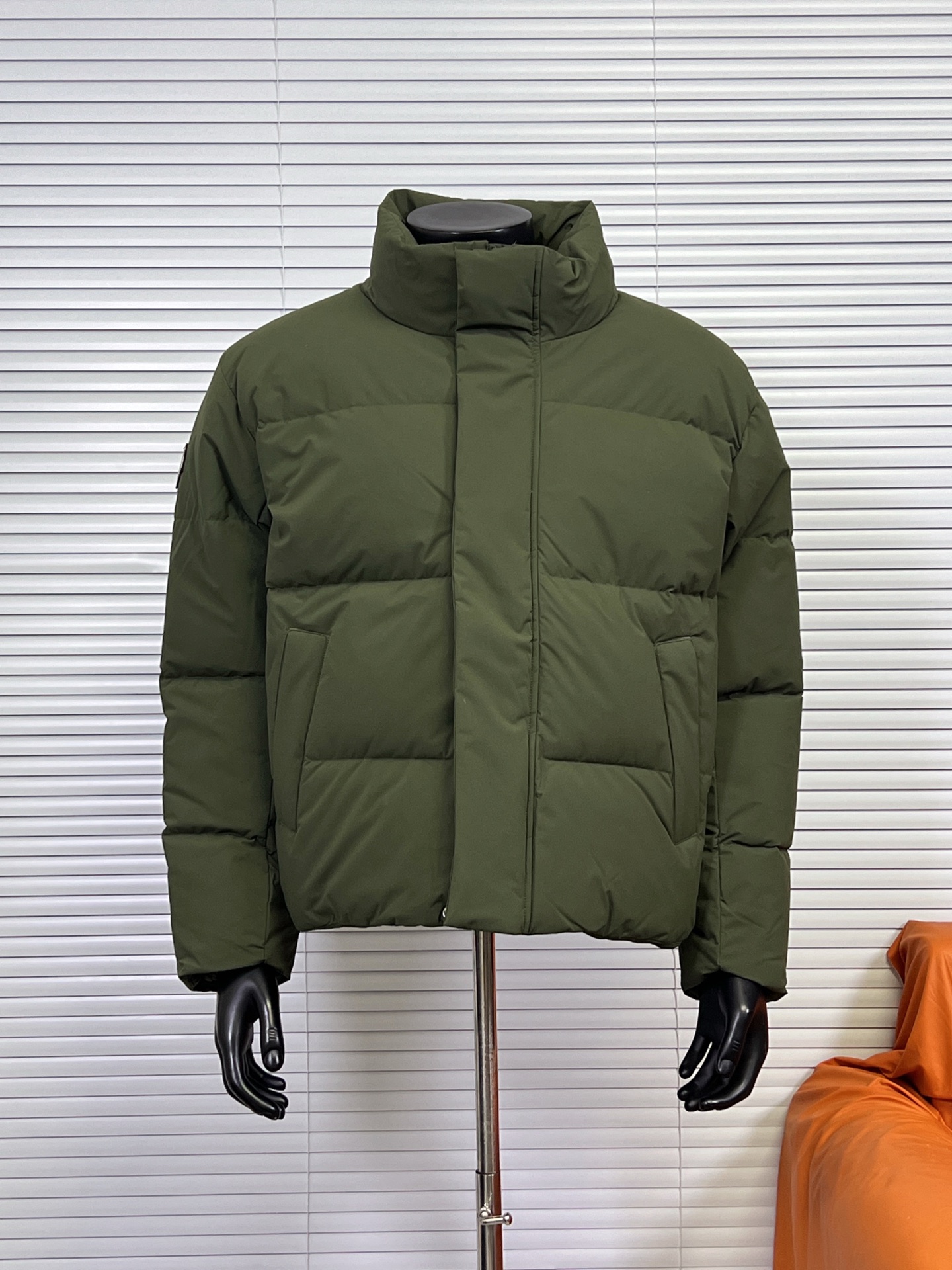 工厂放货💰360
DECENTE/迪桑特单标短款面包服羽绒服外套
情侣款迪桑特机能户外滑雪羽绒服面包服!
市面上版本太多,品质和价格成正比才是王道!
国标90鸭绒朵填充,高版本经典系列 绝不吹虚!!!三重锁绒工艺防钻绒!内部结构十分强大,零部件多的不要不要的,买回去自己体验!三标齐全,再小的辅料都有它的logo 110%还原复刻品质!怎么能设计出如此完美的衣服!!防潮 防静电外层面料 轻量化又具有更好的防风和透气性能,保暖性能还超好!!多标勋章logo设计非常高级,彰显滑雪⛷️精神!中性风就是说yyds!上身效果一点也不臃肿,松软是最直观的感受,冬季保暖神器!风度与温度并存!完美驾驭 滑雪 攀冰 登山 徒步旅行 日常通勤多功能一体的羽绒服!
颜色:军绿,灰白,黑色
尺码:XS-XXL