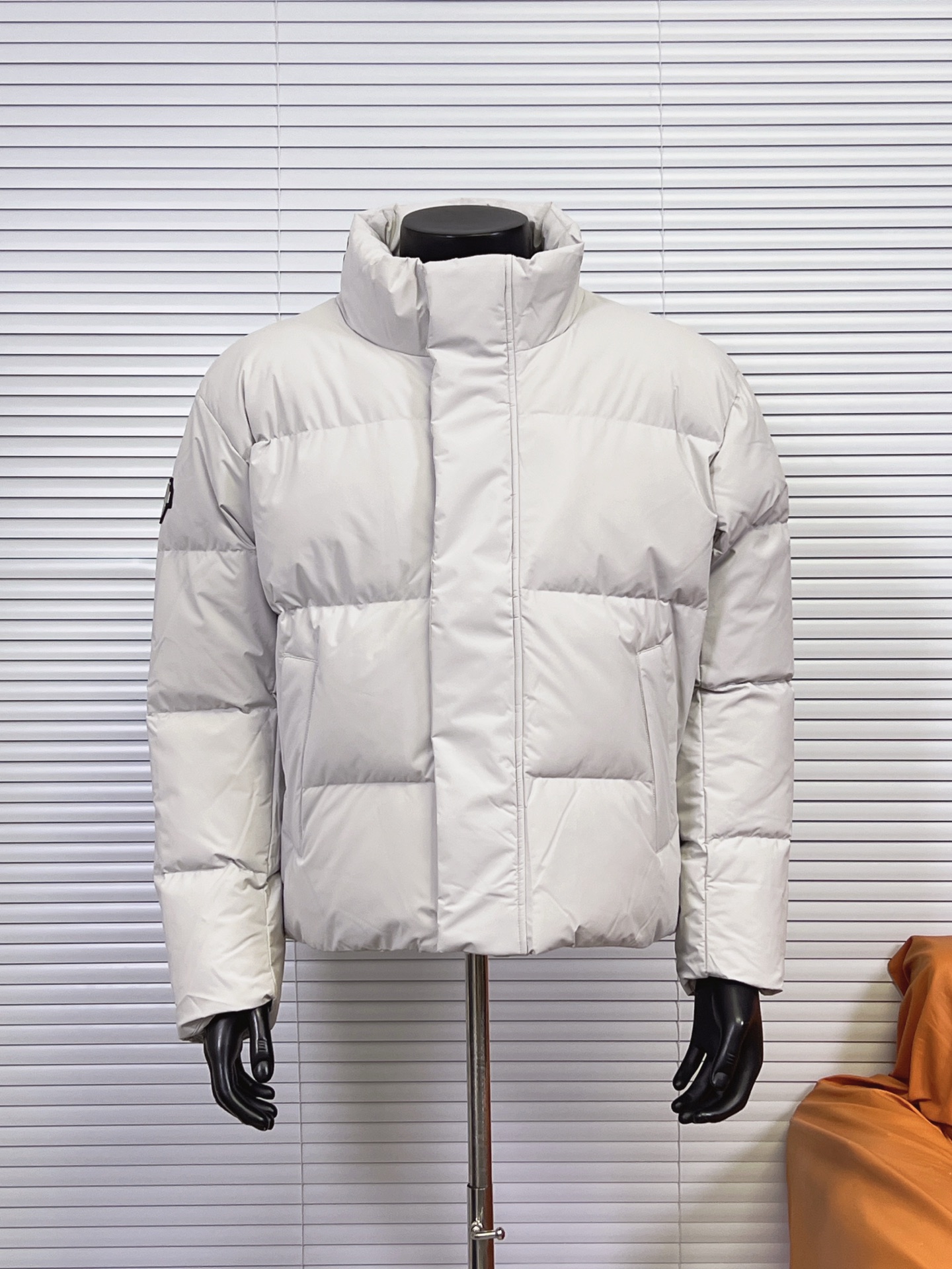 工厂放货💰360
DESCENTE/迪桑特单标短款面包服羽绒服外套
情侣款迪桑特机能户外滑雪羽绒服面包服!
市面上版本太多,品质和价格成正比才是王道!
国标90鸭绒朵填充,高版本经典系列 绝不吹虚!!!三重锁绒工艺防钻绒!内部结构十分强大,零部件多的不要不要的,买回去自己体验!三标齐全,再小的辅料都有它的logo 110%还原复刻品质!怎么能设计出如此完美的衣服!!防潮 防静电外层面料 轻量化又具有更好的防风和透气性能,保暖性能还超好!!多标勋章logo设计非常高级,彰显滑雪⛷️精神!中性风就是说yyds!上身效果一点也不臃肿,松软是最直观的感受,冬季保暖神器!风度与温度并存!完美驾驭 滑雪 攀冰 登山 徒步旅行 日常通勤多功能一体的羽绒服!
颜色:军绿,灰白,黑色
尺码:XS-XXL