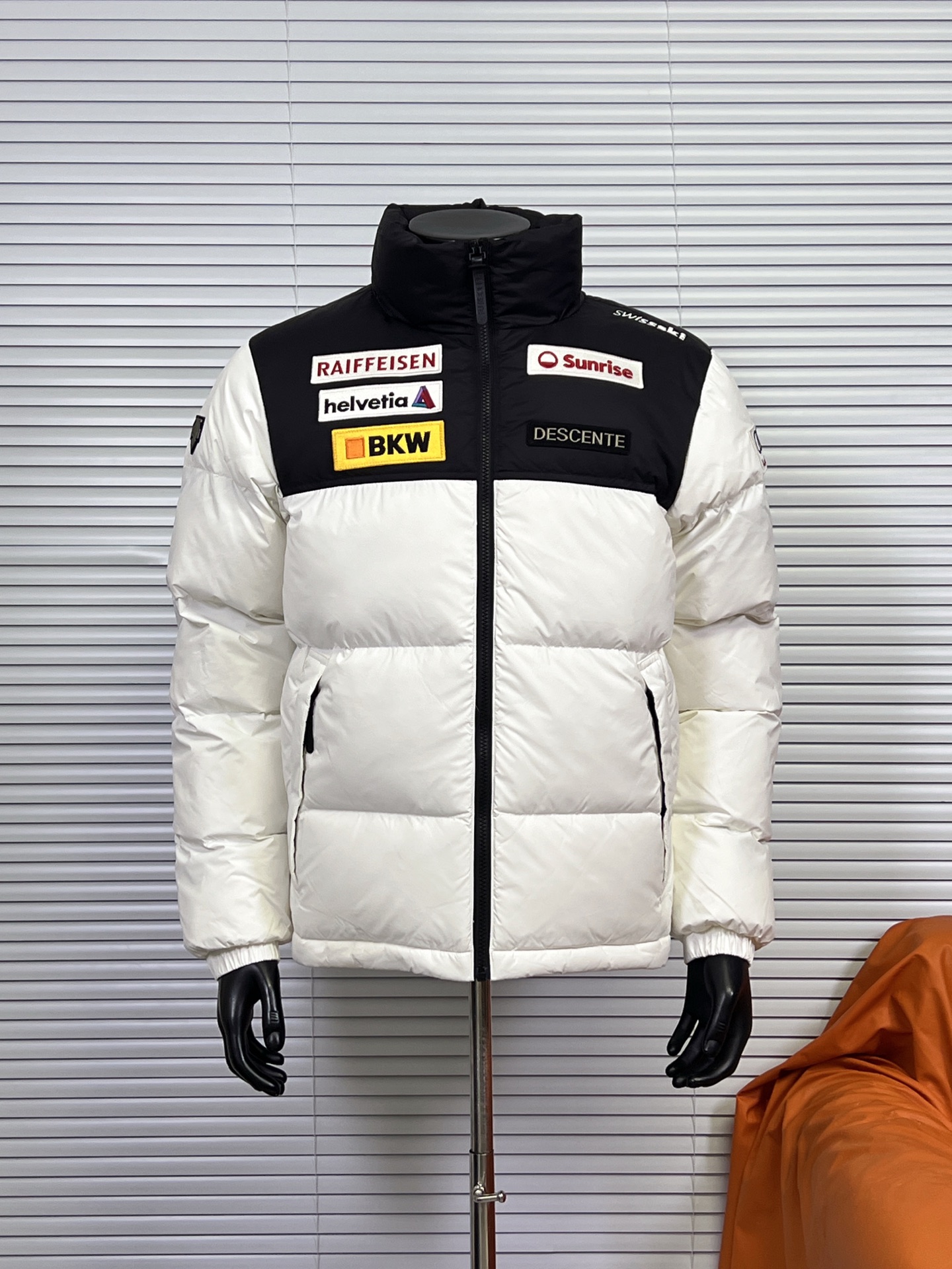 工厂放货💰360
Descente/迪桑特二代2.0奥迪多标联名羽绒服
顶级石墨烯版本,此款里布后片为石墨烯面料,具有抗静电,防紫外线,锁温 自加热功能 区别市场其他印花版本,全网独家。
迪桑特最新奥迪多标联名款机能户外羽绒服
迪桑特滑雪羽绒服户外专业!市面上羽绒服有很多,但是此款羽绒服我们必须要容重的介绍一下,设计感十足,穿上身后线条感十足,买回去可以穿起来试试!内部结构十分强大,零部件多的不要不要的,买回去自己体验三标齐全,再小的辅料都有它的logo,怎么能设计出如此完美的衣服!牛牛牛对于羽绒服我很挑剔!适合滑雪、攀冰、登山、机能、徒步旅行多功能羽绒服!然而现在终于可以给你们这款倾心之作了!字体logo极具的大气!防潮外层面料,防静电、轻量化又具有更好的防风和透气性能
颜色:黑色 白色
尺码:S M L XL