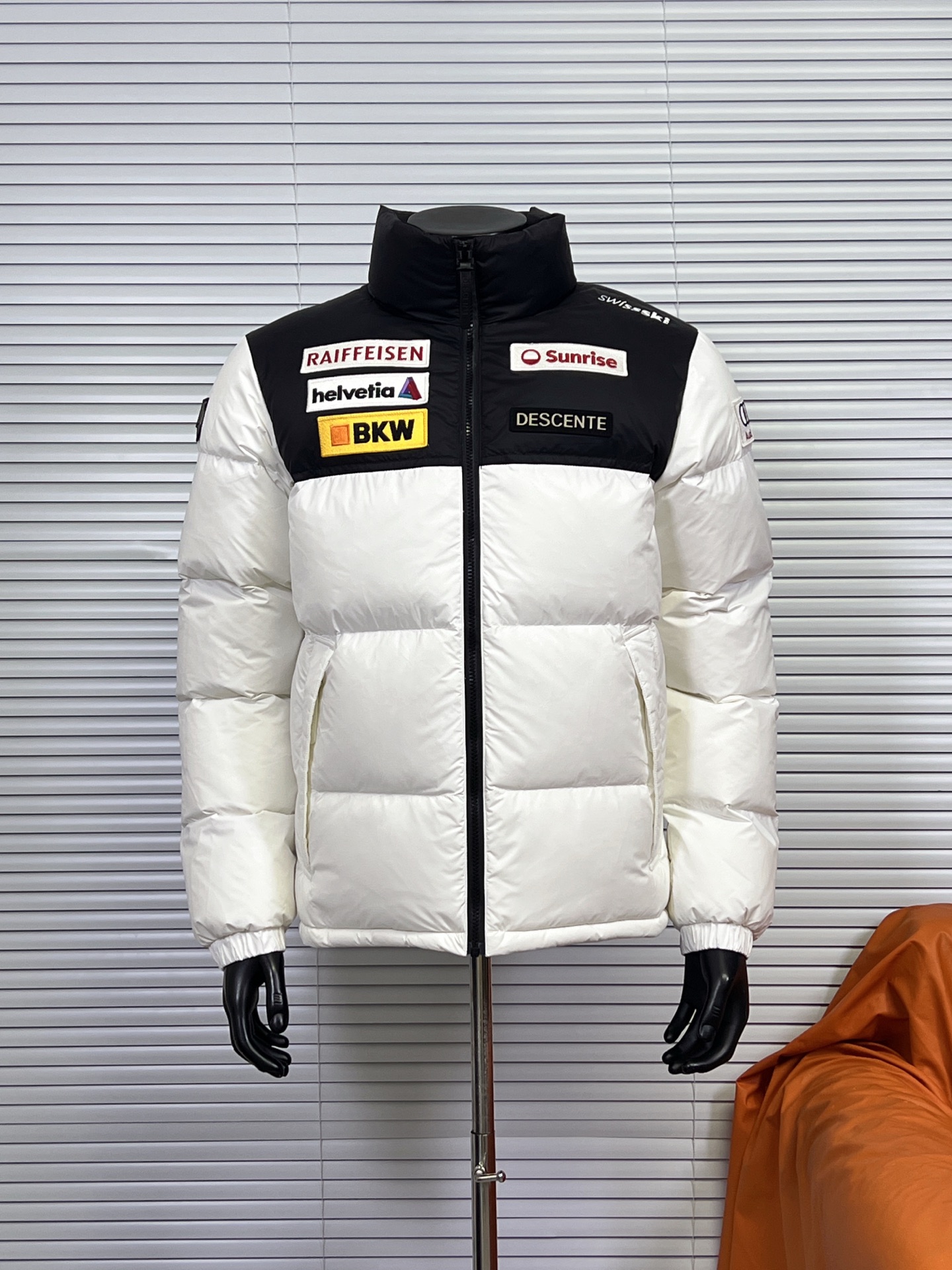 工厂放货💰360
迪桑特三代3.0奥迪多标联名羽绒服
顶级石墨烯版本,此款里布后片为石墨烯面料,具有抗静电,防紫外线,锁温 自加热功能 区别市场其他印花版本,全网独家,Descente。
迪桑特最新奥迪多标联名款机能户外羽绒服
迪桑特滑雪羽绒服户外专业!市面上羽绒服有很多,但是此款羽绒服我们必须要容重的介绍一下,设计感十足,穿上身后线条感十足,买回去可以穿起来试试!内部结构十分强大,零部件多的不要不要的,买回去自己体验三标齐全,再小的辅料都有它的logo,怎么能设计出如此完美的衣服!牛牛牛对于羽绒服我很挑剔!适合滑雪、攀冰、登山、机能、徒步旅行多功能羽绒服!然而现在终于可以给你们这款倾心之作了!字体logo极具的大气!防潮外层面料,防静电、轻量化又具有更好的防风和透气性能,
注意(不要水洗,需要干洗)
颜色:黑色 白色
尺码:S M L XL