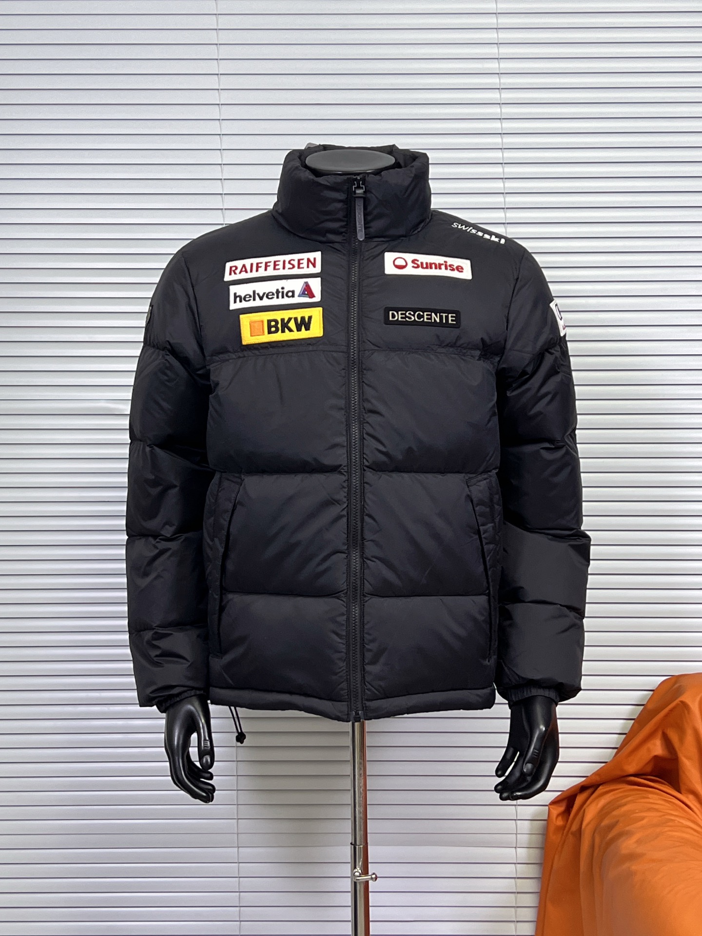 工厂放货💰360
Descente/迪桑特二代2.0奥迪多标联名羽绒服
顶级石墨烯版本,此款里布后片为石墨烯面料,具有抗静电,防紫外线,锁温 自加热功能 区别市场其他印花版本,全网独家。
迪桑特最新奥迪多标联名款机能户外羽绒服
迪桑特滑雪羽绒服户外专业!市面上羽绒服有很多,但是此款羽绒服我们必须要容重的介绍一下,设计感十足,穿上身后线条感十足,买回去可以穿起来试试!内部结构十分强大,零部件多的不要不要的,买回去自己体验三标齐全,再小的辅料都有它的logo,怎么能设计出如此完美的衣服!牛牛牛对于羽绒服我很挑剔!适合滑雪、攀冰、登山、机能、徒步旅行多功能羽绒服!然而现在终于可以给你们这款倾心之作了!字体logo极具的大气!防潮外层面料,防静电、轻量化又具有更好的防风和透气性能
颜色:黑色 白色
尺码:S M L XL