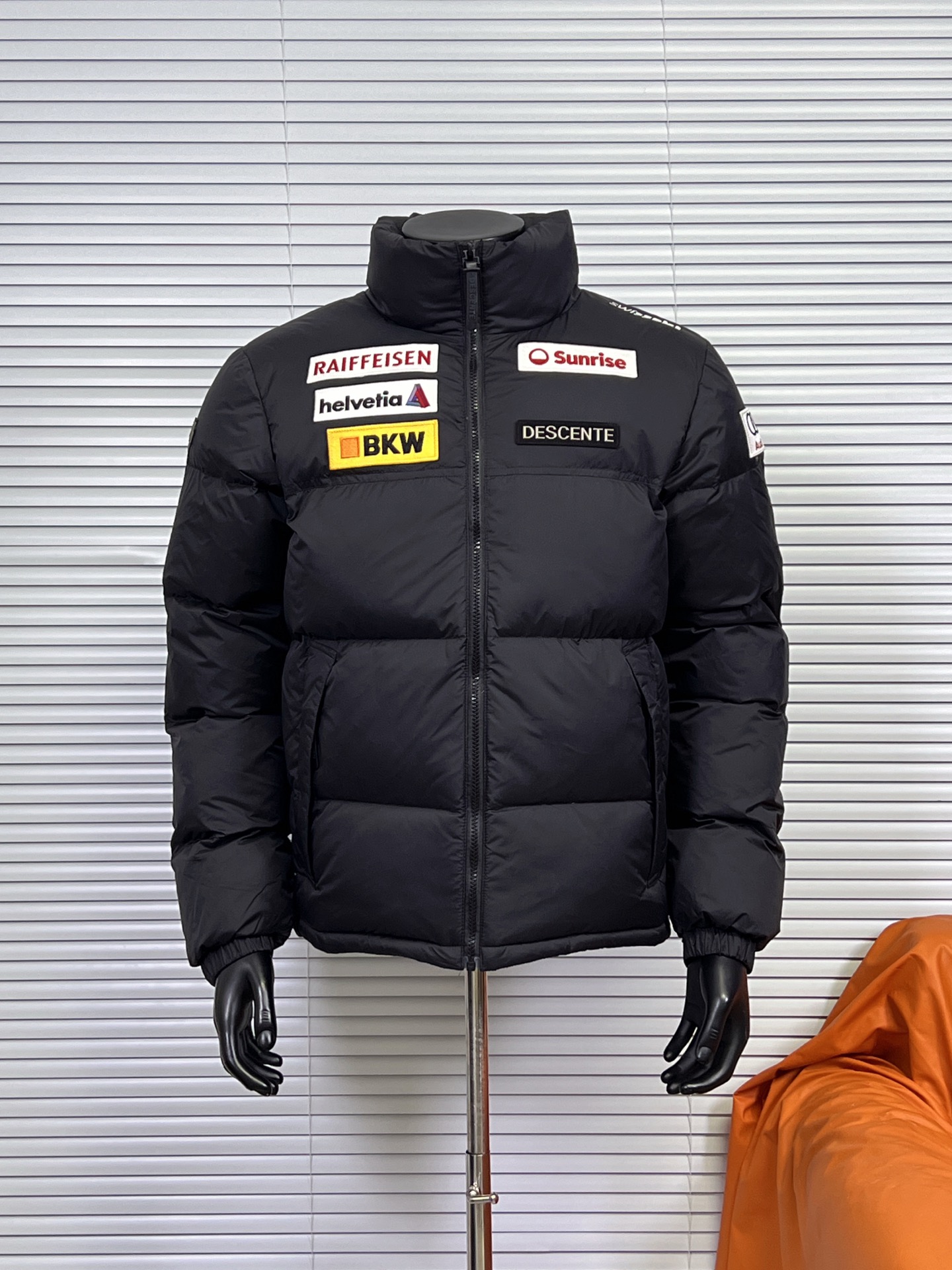 工厂放货💰360
迪桑特三代3.0奥迪多标联名羽绒服
顶级石墨烯版本,此款里布后片为石墨烯面料,具有抗静电,防紫外线,锁温 自加热功能 区别市场其他印花版本,全网独家,Descente。
迪桑特最新奥迪多标联名款机能户外羽绒服
迪桑特滑雪羽绒服户外专业!市面上羽绒服有很多,但是此款羽绒服我们必须要容重的介绍一下,设计感十足,穿上身后线条感十足,买回去可以穿起来试试!内部结构十分强大,零部件多的不要不要的,买回去自己体验三标齐全,再小的辅料都有它的logo,怎么能设计出如此完美的衣服!牛牛牛对于羽绒服我很挑剔!适合滑雪、攀冰、登山、机能、徒步旅行多功能羽绒服!然而现在终于可以给你们这款倾心之作了!字体logo极具的大气!防潮外层面料,防静电、轻量化又具有更好的防风和透气性能,
注意(不要水洗,需要干洗)
颜色:黑色 白色
尺码:S M L XL