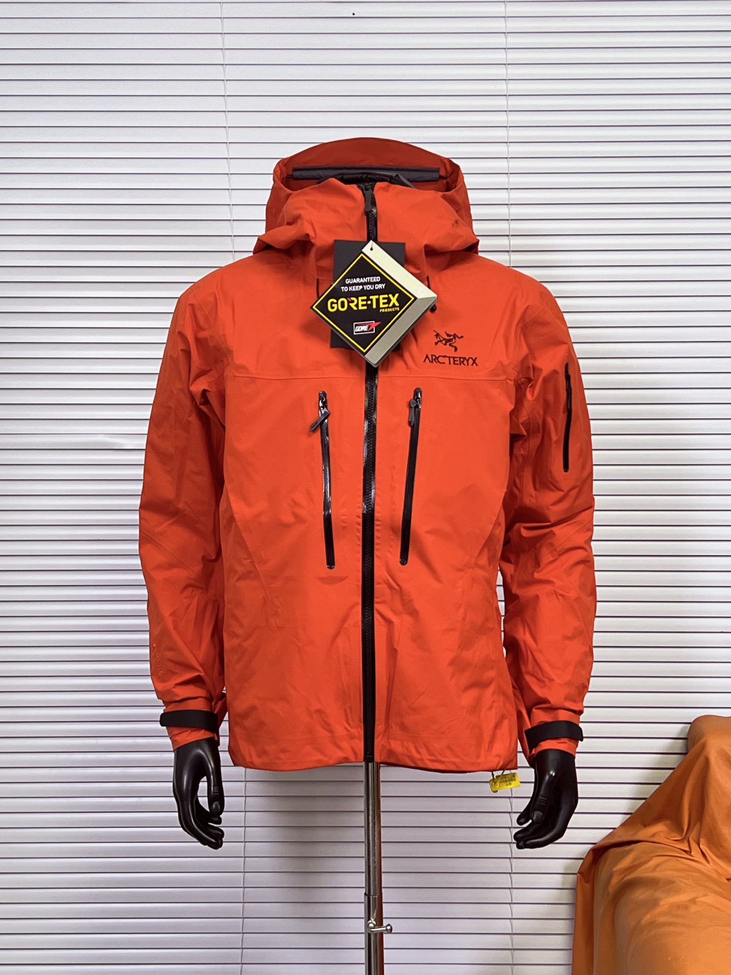 工厂放货💰420
始祖鸟最新sv8代三合一羽绒冲锋衣男女同款
重磅秋冬新款来袭，25年秋冬最新款 ARC'TERYX始祖鸟两件套冲锋衣，羽绒内胆！
专柜醉新版，兄弟千万别错过！
先进压胶技术！采用专业止水带压胶！外层
GTEXAPORE 外层防水透气！内胆采用羽绒、保暖
轻便！两件都可单穿、亦可两者搭配着穿，真正实现一衣三种穿法，适合，春天、秋天、冬天
细节介绍：
帽子：连帽、风帽可调节视野范国和松紧度！
外层夹克面料：TEXAPORE2L 面料拥有拒水、防
风功能和良好的舒适性
拉链：专业YKK拉链、可经受十万次的拉合
袖口：内层弹力收缩袖口、外层魔术贴设计，能有效防止风沙的进入。
下摆可调节系统、外层内层水洗标齐全！
内胆：欧标90白鸭绒、蓬松度，充绒量，手感各方面都没得挑，非常值得您的拥有！

颜色：黑蓝拼，黑金色，皇朝红
尺码：S-XXL