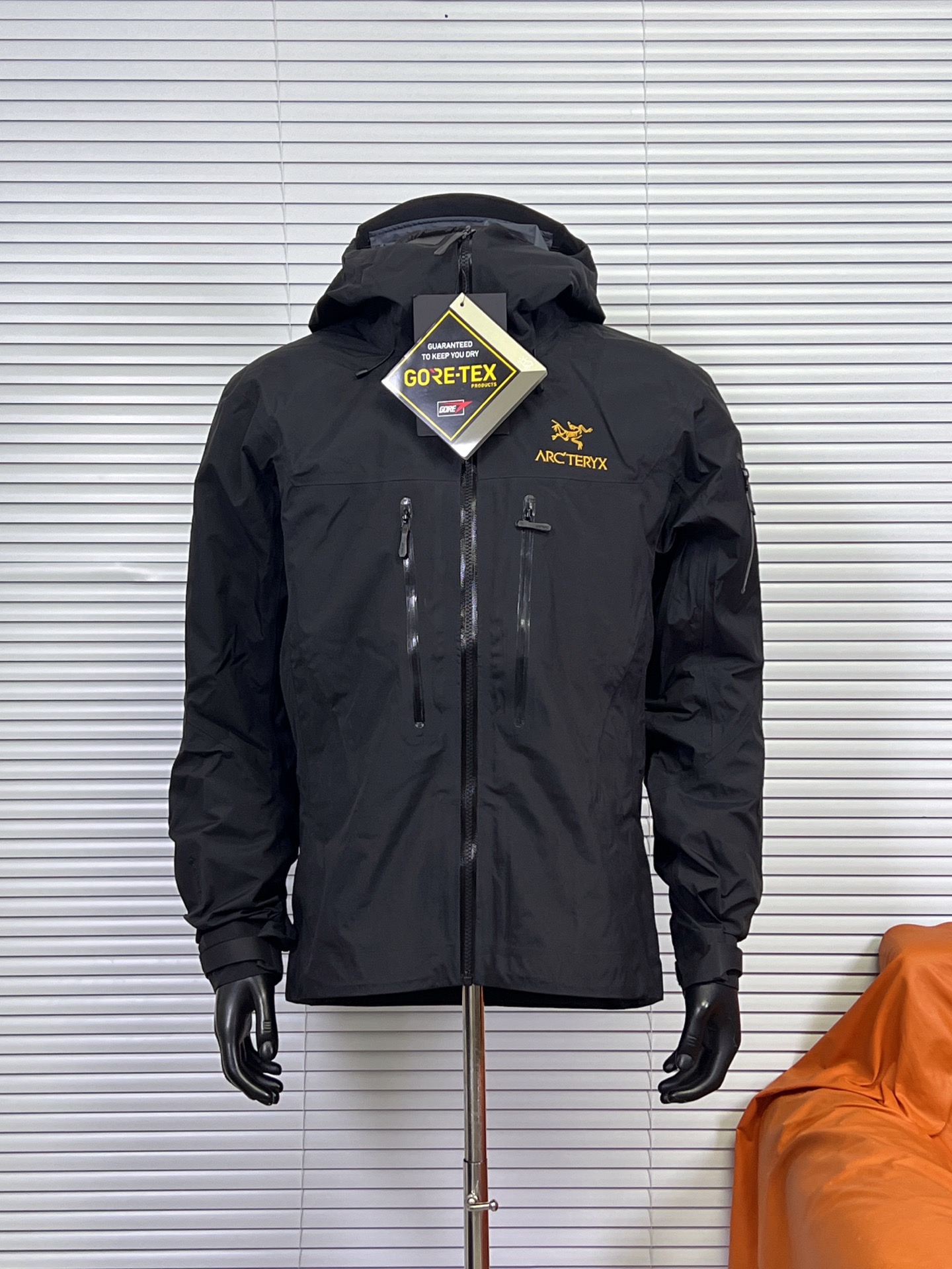 工厂放货💰420
始祖鸟最新sv8代三合一羽绒冲锋衣男女同款
重磅秋冬新款来袭，25年秋冬最新款 ARC'TERYX始祖鸟两件套冲锋衣，羽绒内胆！
专柜醉新版，兄弟千万别错过！
先进压胶技术！采用专业止水带压胶！外层
GTEXAPORE 外层防水透气！内胆采用羽绒、保暖
轻便！两件都可单穿、亦可两者搭配着穿，真正实现一衣三种穿法，适合，春天、秋天、冬天
细节介绍：
帽子：连帽、风帽可调节视野范国和松紧度！
外层夹克面料：TEXAPORE2L 面料拥有拒水、防
风功能和良好的舒适性
拉链：专业YKK拉链、可经受十万次的拉合
袖口：内层弹力收缩袖口、外层魔术贴设计，能有效防止风沙的进入。
下摆可调节系统、外层内层水洗标齐全！
内胆：欧标90白鸭绒、蓬松度，充绒量，手感各方面都没得挑，非常值得您的拥有！

颜色：黑蓝拼，黑金色，皇朝红
尺码：S-XXL
