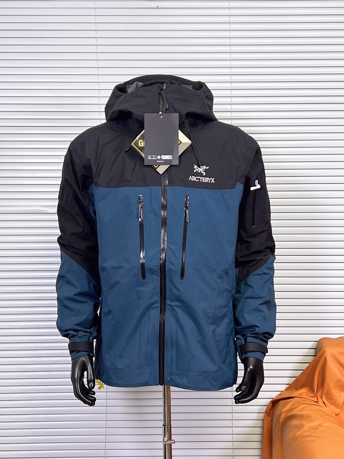 工厂放货💰420
始祖鸟最新sv8代三合一羽绒冲锋衣男女同款
重磅秋冬新款来袭，25年秋冬最新款 ARC'TERYX始祖鸟两件套冲锋衣，羽绒内胆！
专柜醉新版，兄弟千万别错过！
先进压胶技术！采用专业止水带压胶！外层
GTEXAPORE 外层防水透气！内胆采用羽绒、保暖
轻便！两件都可单穿、亦可两者搭配着穿，真正实现一衣三种穿法，适合，春天、秋天、冬天
细节介绍：
帽子：连帽、风帽可调节视野范国和松紧度！
外层夹克面料：TEXAPORE2L 面料拥有拒水、防
风功能和良好的舒适性
拉链：专业YKK拉链、可经受十万次的拉合
袖口：内层弹力收缩袖口、外层魔术贴设计，能有效防止风沙的进入。
下摆可调节系统、外层内层水洗标齐全！
内胆：欧标90白鸭绒、蓬松度，充绒量，手感各方面都没得挑，非常值得您的拥有！

颜色：黑蓝拼，黑金色，皇朝红
尺码：S-XXL
