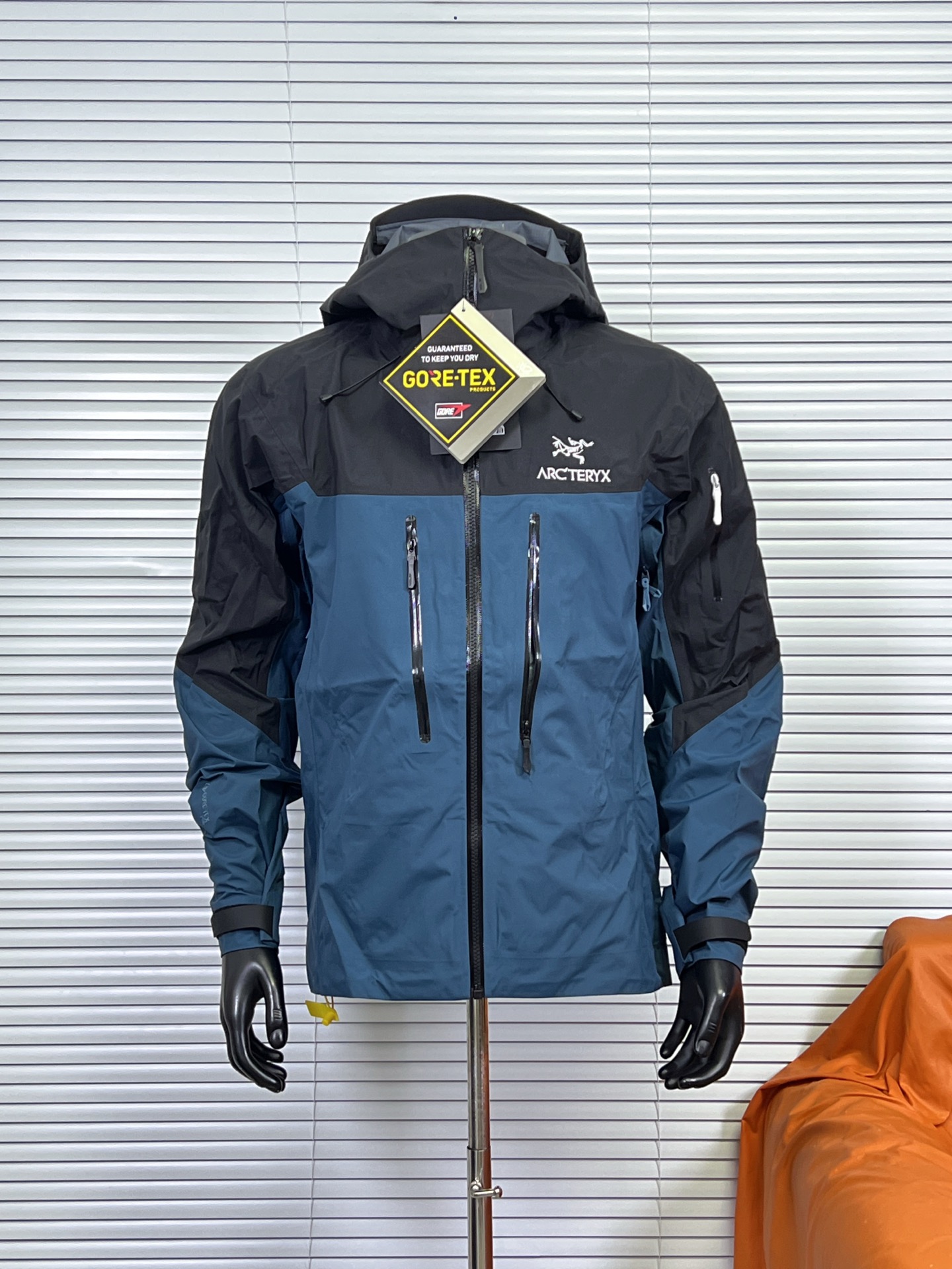 工厂放货💰260
ARCTERYX 始祖鸟SV8代冲锋衣最新款硬壳

Arcteryx，.中文名始祖鸟，加拿大户外服饰品牌，1989年创立于加拿大温哥华。始祖鸟来自加拿大海岸山脉，植根高山的专业户外品牌，始终秉承对精湛设计和工艺孜孜以求的准则。从1989年创立至今，Arcteryx始终不断在产品设计与做工上不惜工本，以满足始祖鸟的标准。品质、设计以及精简的理念造就了其良好的性能，并能满足严苛环境下的使用需求。

面料+特点:
全市场独家RECCO完整救援系统
GORE-TEX防水、防风、透气、轻量、耐磨
基础系列多用途高性能服装适合多种活动和环境穿着
腋下/胸前/袖子有拉链透气
高性能的简约设计，轻量而耐磨
袖口及袖子设计，冲切Velcro®魔术贴袖口粘扣带，减少累赘
防水压胶拉链，任何恶劣天气也不惧！全方位提供防护性不集功能性，美观性，和耐久性于一身

工艺：
独家RECCO是一个完整的救援系统，在衣服上的芯片（也叫反射器），无需电池供电即可提供被搜救的短距离定位，之前主要应用滑雪时出现雪崩等意外导致的失踪搜救，现在RECCO更开放的使用于户外探险者的意外定位搜救中是户外运动中安全保证的重要一环，头盔兼容StormHood™兜帽防护良好且不影响视线，VISLON中央正面拉链，可调节Velcro袖口魔术贴标签，兼容Zip-in

颜色：皇朝红 黑金色 黑蓝拼
尺码：S M L XL XXL