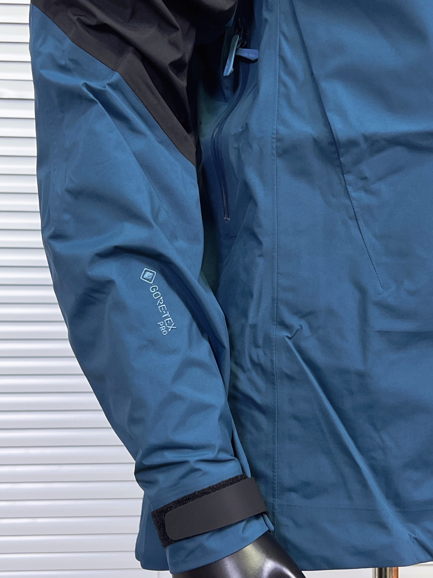 工厂放货💰260
ARCTERYX 始祖鸟SV8代冲锋衣最新款硬壳

Arcteryx，.中文名始祖鸟，加拿大户外服饰品牌，1989年创立于加拿大温哥华。始祖鸟来自加拿大海岸山脉，植根高山的专业户外品牌，始终秉承对精湛设计和工艺孜孜以求的准则。从1989年创立至今，Arcteryx始终不断在产品设计与做工上不惜工本，以满足始祖鸟的标准。品质、设计以及精简的理念造就了其良好的性能，并能满足严苛环境下的使用需求。

面料+特点:
全市场独家RECCO完整救援系统
GORE-TEX防水、防风、透气、轻量、耐磨
基础系列多用途高性能服装适合多种活动和环境穿着
腋下/胸前/袖子有拉链透气
高性能的简约设计，轻量而耐磨
袖口及袖子设计，冲切Velcro®魔术贴袖口粘扣带，减少累赘
防水压胶拉链，任何恶劣天气也不惧！全方位提供防护性不集功能性，美观性，和耐久性于一身

工艺：
独家RECCO是一个完整的救援系统，在衣服上的芯片（也叫反射器），无需电池供电即可提供被搜救的短距离定位，之前主要应用滑雪时出现雪崩等意外导致的失踪搜救，现在RECCO更开放的使用于户外探险者的意外定位搜救中是户外运动中安全保证的重要一环，头盔兼容StormHood™兜帽防护良好且不影响视线，VISLON中央正面拉链，可调节Velcro袖口魔术贴标签，兼容Zip-in

颜色：皇朝红 黑金色 黑蓝拼
尺码：S M L XL XXL