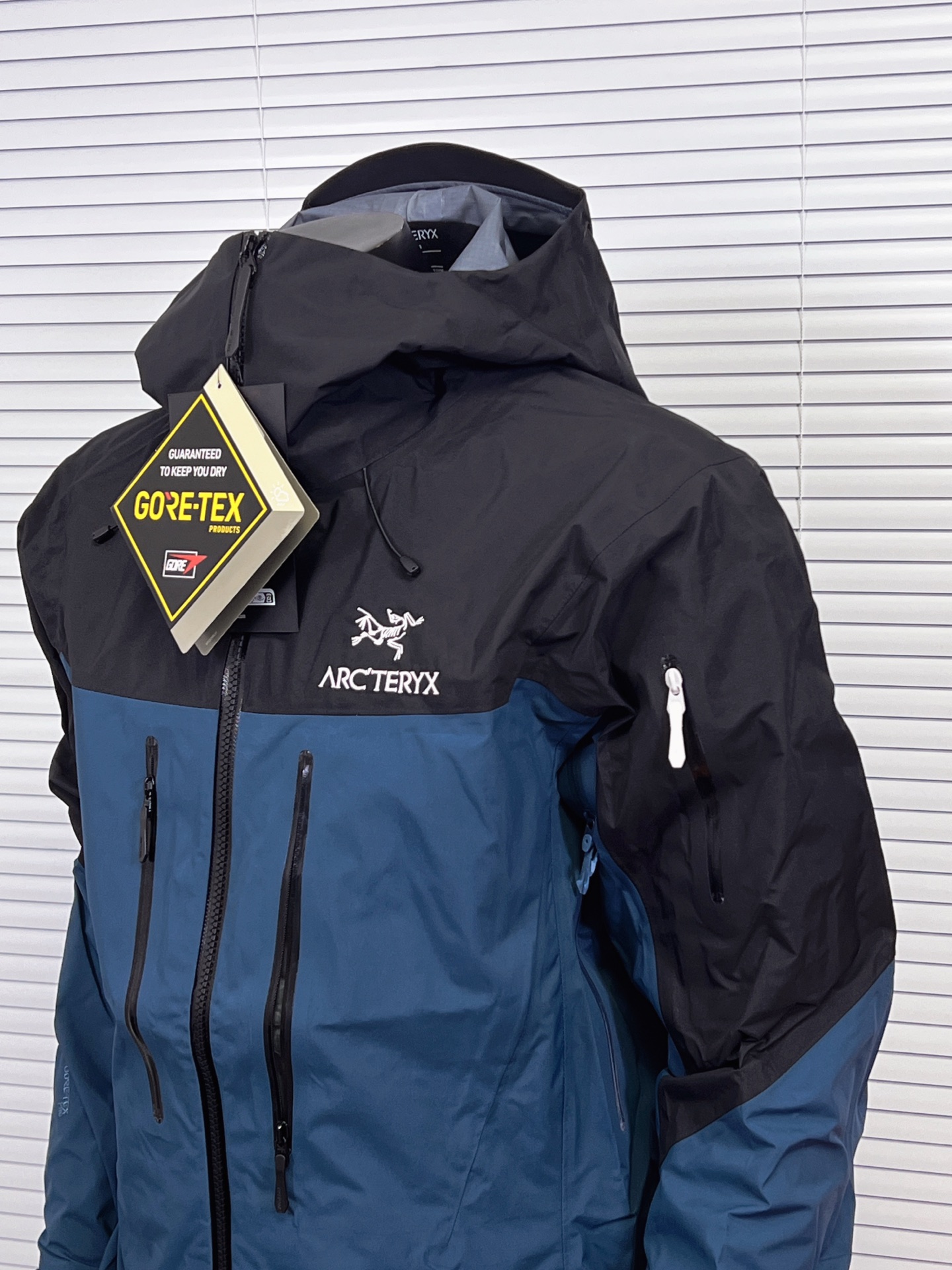 工厂放货💰260
ARCTERYX 始祖鸟SV8代冲锋衣最新款硬壳

Arcteryx，.中文名始祖鸟，加拿大户外服饰品牌，1989年创立于加拿大温哥华。始祖鸟来自加拿大海岸山脉，植根高山的专业户外品牌，始终秉承对精湛设计和工艺孜孜以求的准则。从1989年创立至今，Arcteryx始终不断在产品设计与做工上不惜工本，以满足始祖鸟的标准。品质、设计以及精简的理念造就了其良好的性能，并能满足严苛环境下的使用需求。

面料+特点:
全市场独家RECCO完整救援系统
GORE-TEX防水、防风、透气、轻量、耐磨
基础系列多用途高性能服装适合多种活动和环境穿着
腋下/胸前/袖子有拉链透气
高性能的简约设计，轻量而耐磨
袖口及袖子设计，冲切Velcro®魔术贴袖口粘扣带，减少累赘
防水压胶拉链，任何恶劣天气也不惧！全方位提供防护性不集功能性，美观性，和耐久性于一身

工艺：
独家RECCO是一个完整的救援系统，在衣服上的芯片（也叫反射器），无需电池供电即可提供被搜救的短距离定位，之前主要应用滑雪时出现雪崩等意外导致的失踪搜救，现在RECCO更开放的使用于户外探险者的意外定位搜救中是户外运动中安全保证的重要一环，头盔兼容StormHood™兜帽防护良好且不影响视线，VISLON中央正面拉链，可调节Velcro袖口魔术贴标签，兼容Zip-in

颜色：皇朝红 黑金色 黑蓝拼
尺码：S M L XL XXL