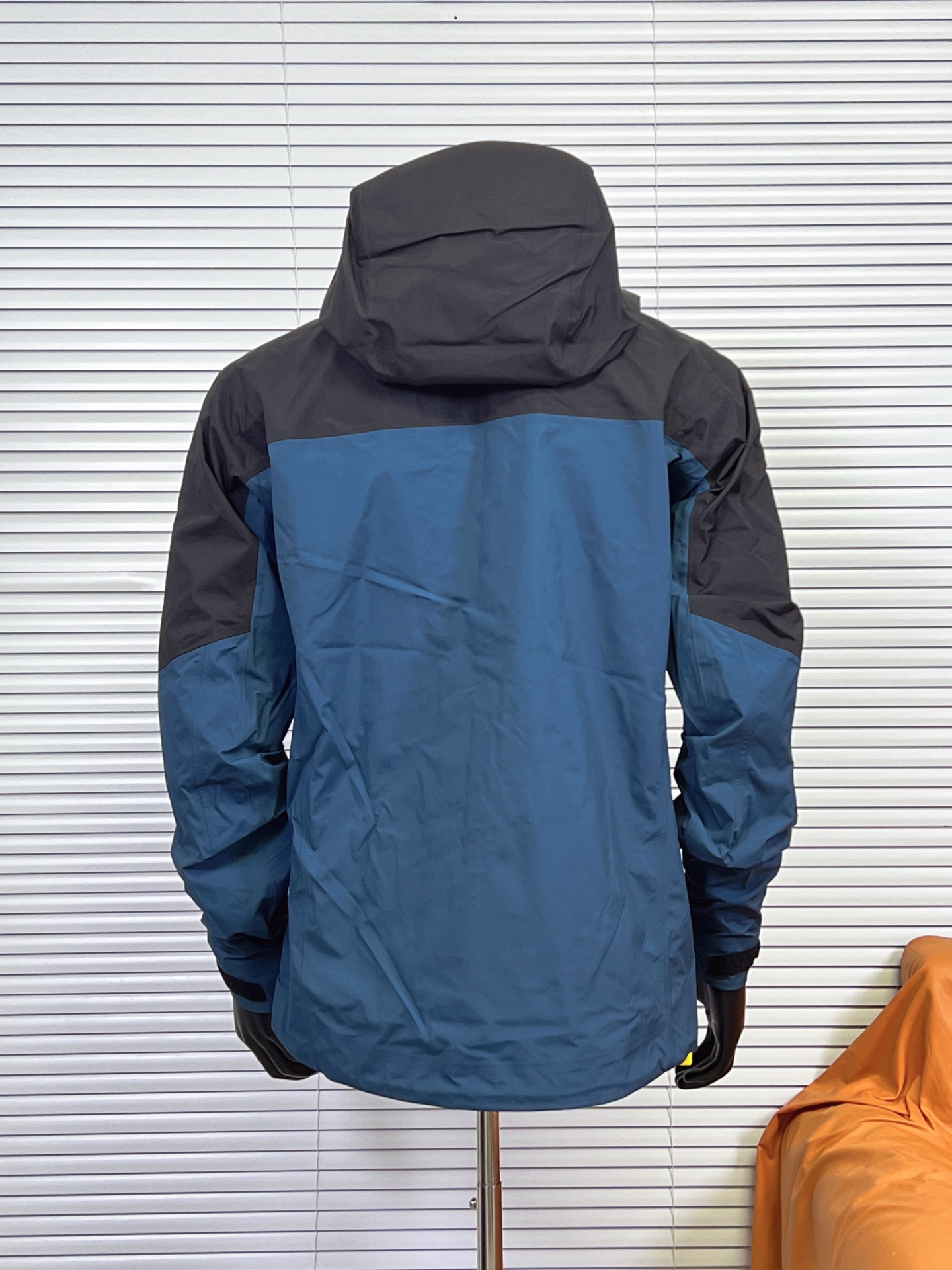 工厂放货💰260
ARCTERYX 始祖鸟SV8代冲锋衣最新款硬壳

Arcteryx，.中文名始祖鸟，加拿大户外服饰品牌，1989年创立于加拿大温哥华。始祖鸟来自加拿大海岸山脉，植根高山的专业户外品牌，始终秉承对精湛设计和工艺孜孜以求的准则。从1989年创立至今，Arcteryx始终不断在产品设计与做工上不惜工本，以满足始祖鸟的标准。品质、设计以及精简的理念造就了其良好的性能，并能满足严苛环境下的使用需求。

面料+特点:
全市场独家RECCO完整救援系统
GORE-TEX防水、防风、透气、轻量、耐磨
基础系列多用途高性能服装适合多种活动和环境穿着
腋下/胸前/袖子有拉链透气
高性能的简约设计，轻量而耐磨
袖口及袖子设计，冲切Velcro®魔术贴袖口粘扣带，减少累赘
防水压胶拉链，任何恶劣天气也不惧！全方位提供防护性不集功能性，美观性，和耐久性于一身

工艺：
独家RECCO是一个完整的救援系统，在衣服上的芯片（也叫反射器），无需电池供电即可提供被搜救的短距离定位，之前主要应用滑雪时出现雪崩等意外导致的失踪搜救，现在RECCO更开放的使用于户外探险者的意外定位搜救中是户外运动中安全保证的重要一环，头盔兼容StormHood™兜帽防护良好且不影响视线，VISLON中央正面拉链，可调节Velcro袖口魔术贴标签，兼容Zip-in

颜色：皇朝红 黑金色 黑蓝拼
尺码：S M L XL XXL