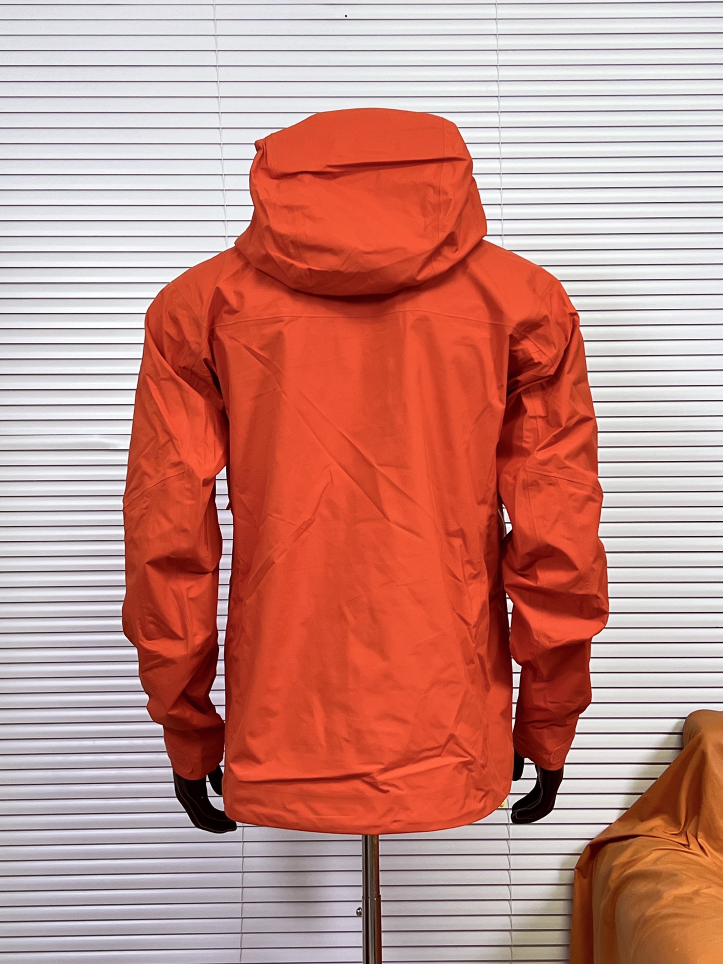 工厂放货💰260
ARCTERYX 始祖鸟SV8代冲锋衣最新款硬壳

Arcteryx，.中文名始祖鸟，加拿大户外服饰品牌，1989年创立于加拿大温哥华。始祖鸟来自加拿大海岸山脉，植根高山的专业户外品牌，始终秉承对精湛设计和工艺孜孜以求的准则。从1989年创立至今，Arcteryx始终不断在产品设计与做工上不惜工本，以满足始祖鸟的标准。品质、设计以及精简的理念造就了其良好的性能，并能满足严苛环境下的使用需求。

面料+特点:
全市场独家RECCO完整救援系统
GORE-TEX防水、防风、透气、轻量、耐磨
基础系列多用途高性能服装适合多种活动和环境穿着
腋下/胸前/袖子有拉链透气
高性能的简约设计，轻量而耐磨
袖口及袖子设计，冲切Velcro®魔术贴袖口粘扣带，减少累赘
防水压胶拉链，任何恶劣天气也不惧！全方位提供防护性不集功能性，美观性，和耐久性于一身

工艺：
独家RECCO是一个完整的救援系统，在衣服上的芯片（也叫反射器），无需电池供电即可提供被搜救的短距离定位，之前主要应用滑雪时出现雪崩等意外导致的失踪搜救，现在RECCO更开放的使用于户外探险者的意外定位搜救中是户外运动中安全保证的重要一环，头盔兼容StormHood™兜帽防护良好且不影响视线，VISLON中央正面拉链，可调节Velcro袖口魔术贴标签，兼容Zip-in

颜色：皇朝红 黑金色 黑蓝拼
尺码：S M L XL XXL