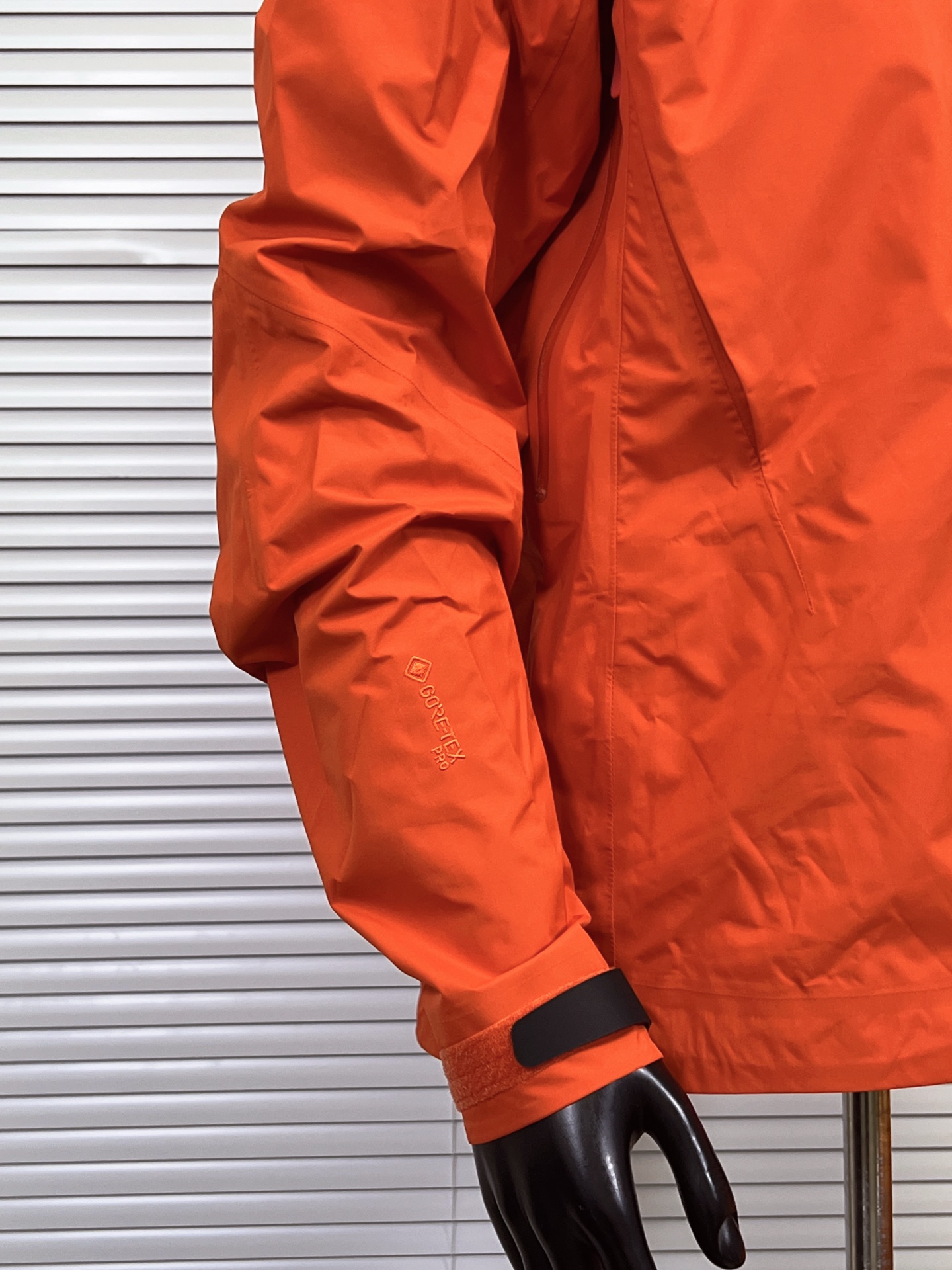 工厂放货💰260
ARCTERYX 始祖鸟SV8代冲锋衣最新款硬壳

Arcteryx，.中文名始祖鸟，加拿大户外服饰品牌，1989年创立于加拿大温哥华。始祖鸟来自加拿大海岸山脉，植根高山的专业户外品牌，始终秉承对精湛设计和工艺孜孜以求的准则。从1989年创立至今，Arcteryx始终不断在产品设计与做工上不惜工本，以满足始祖鸟的标准。品质、设计以及精简的理念造就了其良好的性能，并能满足严苛环境下的使用需求。

面料+特点:
全市场独家RECCO完整救援系统
GORE-TEX防水、防风、透气、轻量、耐磨
基础系列多用途高性能服装适合多种活动和环境穿着
腋下/胸前/袖子有拉链透气
高性能的简约设计，轻量而耐磨
袖口及袖子设计，冲切Velcro®魔术贴袖口粘扣带，减少累赘
防水压胶拉链，任何恶劣天气也不惧！全方位提供防护性不集功能性，美观性，和耐久性于一身

工艺：
独家RECCO是一个完整的救援系统，在衣服上的芯片（也叫反射器），无需电池供电即可提供被搜救的短距离定位，之前主要应用滑雪时出现雪崩等意外导致的失踪搜救，现在RECCO更开放的使用于户外探险者的意外定位搜救中是户外运动中安全保证的重要一环，头盔兼容StormHood™兜帽防护良好且不影响视线，VISLON中央正面拉链，可调节Velcro袖口魔术贴标签，兼容Zip-in

颜色：皇朝红 黑金色 黑蓝拼
尺码：S M L XL XXL