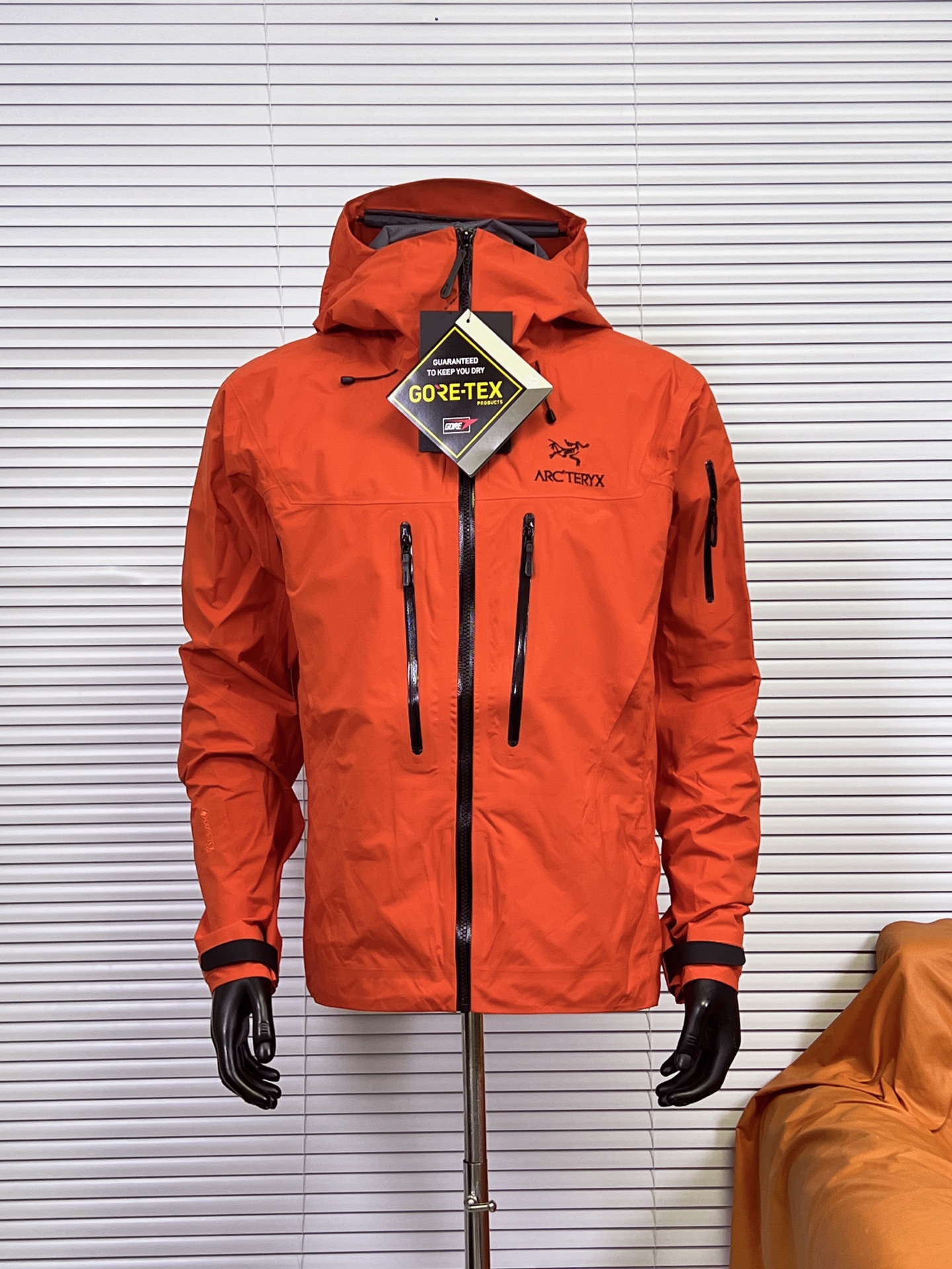 工厂放货💰260
ARCTERYX 始祖鸟SV8代冲锋衣最新款硬壳

Arcteryx，.中文名始祖鸟，加拿大户外服饰品牌，1989年创立于加拿大温哥华。始祖鸟来自加拿大海岸山脉，植根高山的专业户外品牌，始终秉承对精湛设计和工艺孜孜以求的准则。从1989年创立至今，Arcteryx始终不断在产品设计与做工上不惜工本，以满足始祖鸟的标准。品质、设计以及精简的理念造就了其良好的性能，并能满足严苛环境下的使用需求。

面料+特点:
全市场独家RECCO完整救援系统
GORE-TEX防水、防风、透气、轻量、耐磨
基础系列多用途高性能服装适合多种活动和环境穿着
腋下/胸前/袖子有拉链透气
高性能的简约设计，轻量而耐磨
袖口及袖子设计，冲切Velcro®魔术贴袖口粘扣带，减少累赘
防水压胶拉链，任何恶劣天气也不惧！全方位提供防护性不集功能性，美观性，和耐久性于一身

工艺：
独家RECCO是一个完整的救援系统，在衣服上的芯片（也叫反射器），无需电池供电即可提供被搜救的短距离定位，之前主要应用滑雪时出现雪崩等意外导致的失踪搜救，现在RECCO更开放的使用于户外探险者的意外定位搜救中是户外运动中安全保证的重要一环，头盔兼容StormHood™兜帽防护良好且不影响视线，VISLON中央正面拉链，可调节Velcro袖口魔术贴标签，兼容Zip-in

颜色：皇朝红 黑金色 黑蓝拼
尺码：S M L XL XXL