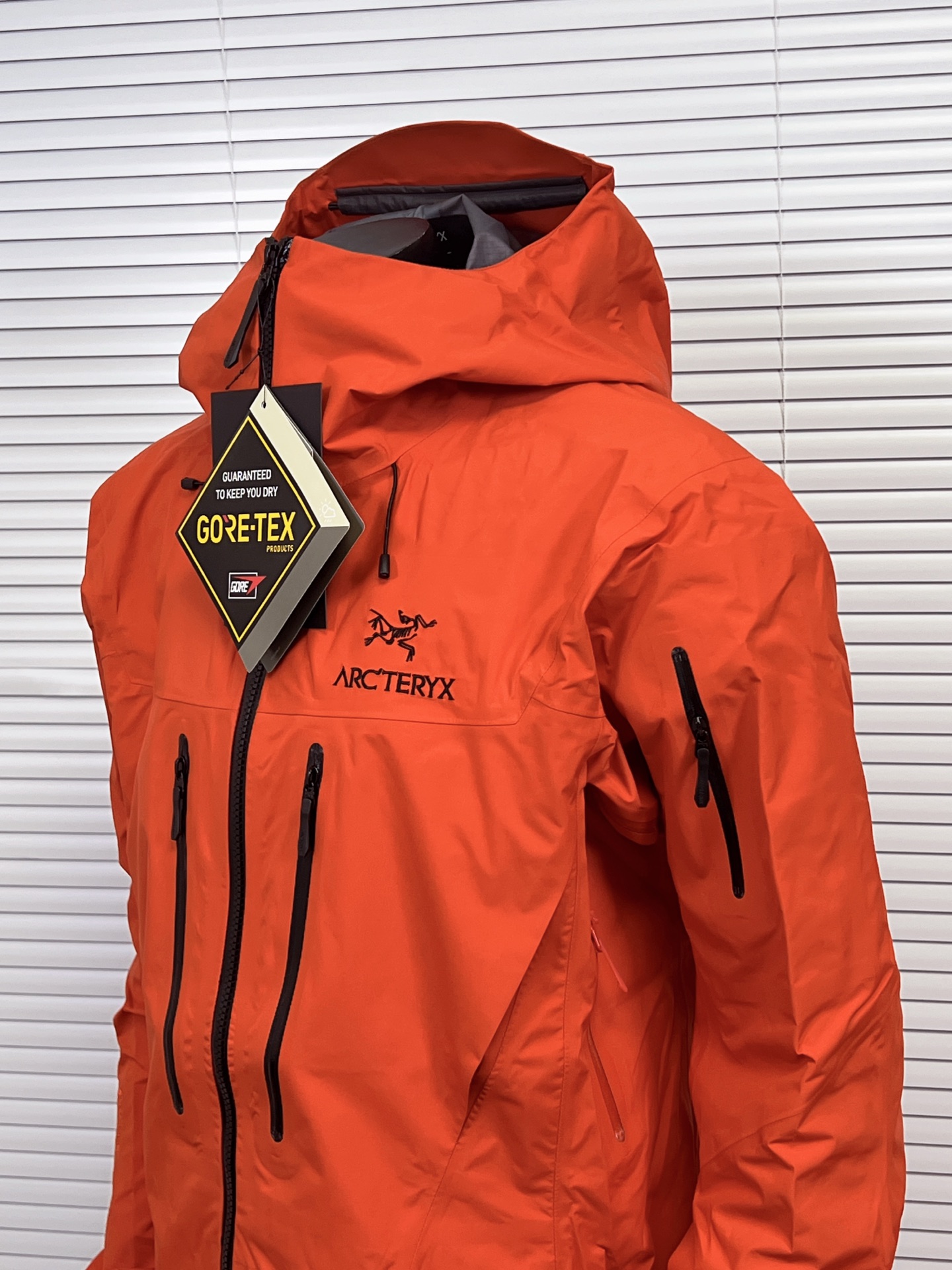 工厂放货💰260
ARCTERYX 始祖鸟SV8代冲锋衣最新款硬壳

Arcteryx，.中文名始祖鸟，加拿大户外服饰品牌，1989年创立于加拿大温哥华。始祖鸟来自加拿大海岸山脉，植根高山的专业户外品牌，始终秉承对精湛设计和工艺孜孜以求的准则。从1989年创立至今，Arcteryx始终不断在产品设计与做工上不惜工本，以满足始祖鸟的标准。品质、设计以及精简的理念造就了其良好的性能，并能满足严苛环境下的使用需求。

面料+特点:
全市场独家RECCO完整救援系统
GORE-TEX防水、防风、透气、轻量、耐磨
基础系列多用途高性能服装适合多种活动和环境穿着
腋下/胸前/袖子有拉链透气
高性能的简约设计，轻量而耐磨
袖口及袖子设计，冲切Velcro®魔术贴袖口粘扣带，减少累赘
防水压胶拉链，任何恶劣天气也不惧！全方位提供防护性不集功能性，美观性，和耐久性于一身

工艺：
独家RECCO是一个完整的救援系统，在衣服上的芯片（也叫反射器），无需电池供电即可提供被搜救的短距离定位，之前主要应用滑雪时出现雪崩等意外导致的失踪搜救，现在RECCO更开放的使用于户外探险者的意外定位搜救中是户外运动中安全保证的重要一环，头盔兼容StormHood™兜帽防护良好且不影响视线，VISLON中央正面拉链，可调节Velcro袖口魔术贴标签，兼容Zip-in

颜色：皇朝红 黑金色 黑蓝拼
尺码：S M L XL XXL