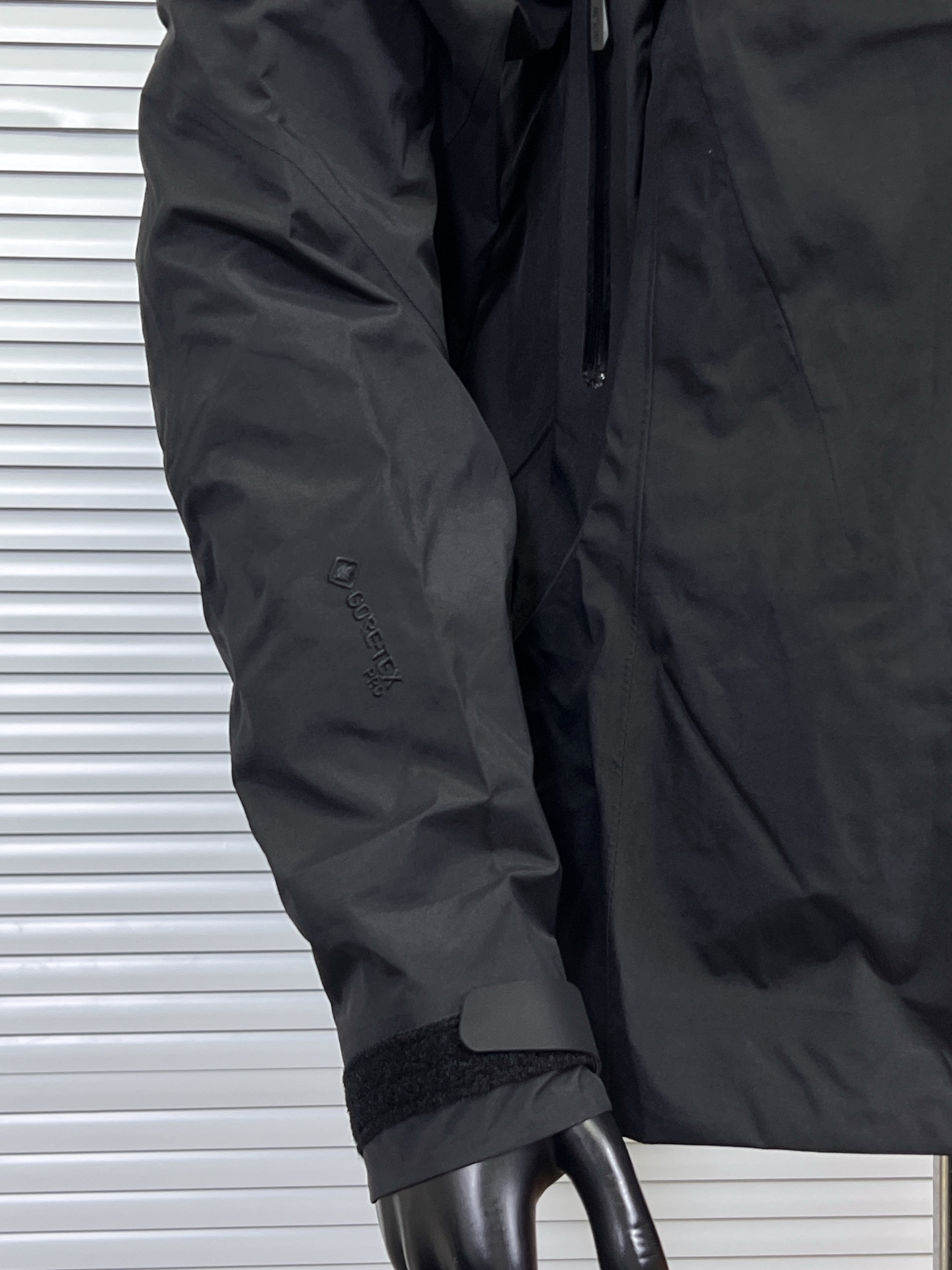 工厂放货💰260
ARCTERYX 始祖鸟SV8代冲锋衣最新款硬壳

Arcteryx，.中文名始祖鸟，加拿大户外服饰品牌，1989年创立于加拿大温哥华。始祖鸟来自加拿大海岸山脉，植根高山的专业户外品牌，始终秉承对精湛设计和工艺孜孜以求的准则。从1989年创立至今，Arcteryx始终不断在产品设计与做工上不惜工本，以满足始祖鸟的标准。品质、设计以及精简的理念造就了其良好的性能，并能满足严苛环境下的使用需求。

面料+特点:
全市场独家RECCO完整救援系统
GORE-TEX防水、防风、透气、轻量、耐磨
基础系列多用途高性能服装适合多种活动和环境穿着
腋下/胸前/袖子有拉链透气
高性能的简约设计，轻量而耐磨
袖口及袖子设计，冲切Velcro®魔术贴袖口粘扣带，减少累赘
防水压胶拉链，任何恶劣天气也不惧！全方位提供防护性不集功能性，美观性，和耐久性于一身

工艺：
独家RECCO是一个完整的救援系统，在衣服上的芯片（也叫反射器），无需电池供电即可提供被搜救的短距离定位，之前主要应用滑雪时出现雪崩等意外导致的失踪搜救，现在RECCO更开放的使用于户外探险者的意外定位搜救中是户外运动中安全保证的重要一环，头盔兼容StormHood™兜帽防护良好且不影响视线，VISLON中央正面拉链，可调节Velcro袖口魔术贴标签，兼容Zip-in

颜色：皇朝红 黑金色 黑蓝拼
尺码：S M L XL XXL