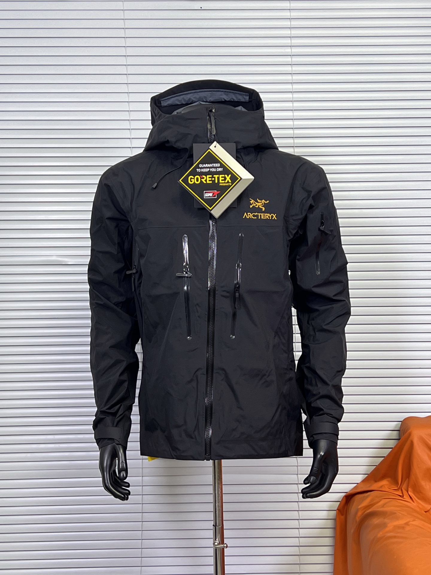 工厂放货💰260
ARCTERYX 始祖鸟SV8代冲锋衣最新款硬壳

Arcteryx，.中文名始祖鸟，加拿大户外服饰品牌，1989年创立于加拿大温哥华。始祖鸟来自加拿大海岸山脉，植根高山的专业户外品牌，始终秉承对精湛设计和工艺孜孜以求的准则。从1989年创立至今，Arcteryx始终不断在产品设计与做工上不惜工本，以满足始祖鸟的标准。品质、设计以及精简的理念造就了其良好的性能，并能满足严苛环境下的使用需求。

面料+特点:
全市场独家RECCO完整救援系统
GORE-TEX防水、防风、透气、轻量、耐磨
基础系列多用途高性能服装适合多种活动和环境穿着
腋下/胸前/袖子有拉链透气
高性能的简约设计，轻量而耐磨
袖口及袖子设计，冲切Velcro®魔术贴袖口粘扣带，减少累赘
防水压胶拉链，任何恶劣天气也不惧！全方位提供防护性不集功能性，美观性，和耐久性于一身

工艺：
独家RECCO是一个完整的救援系统，在衣服上的芯片（也叫反射器），无需电池供电即可提供被搜救的短距离定位，之前主要应用滑雪时出现雪崩等意外导致的失踪搜救，现在RECCO更开放的使用于户外探险者的意外定位搜救中是户外运动中安全保证的重要一环，头盔兼容StormHood™兜帽防护良好且不影响视线，VISLON中央正面拉链，可调节Velcro袖口魔术贴标签，兼容Zip-in

颜色：皇朝红 黑金色 黑蓝拼
尺码：S M L XL XXL