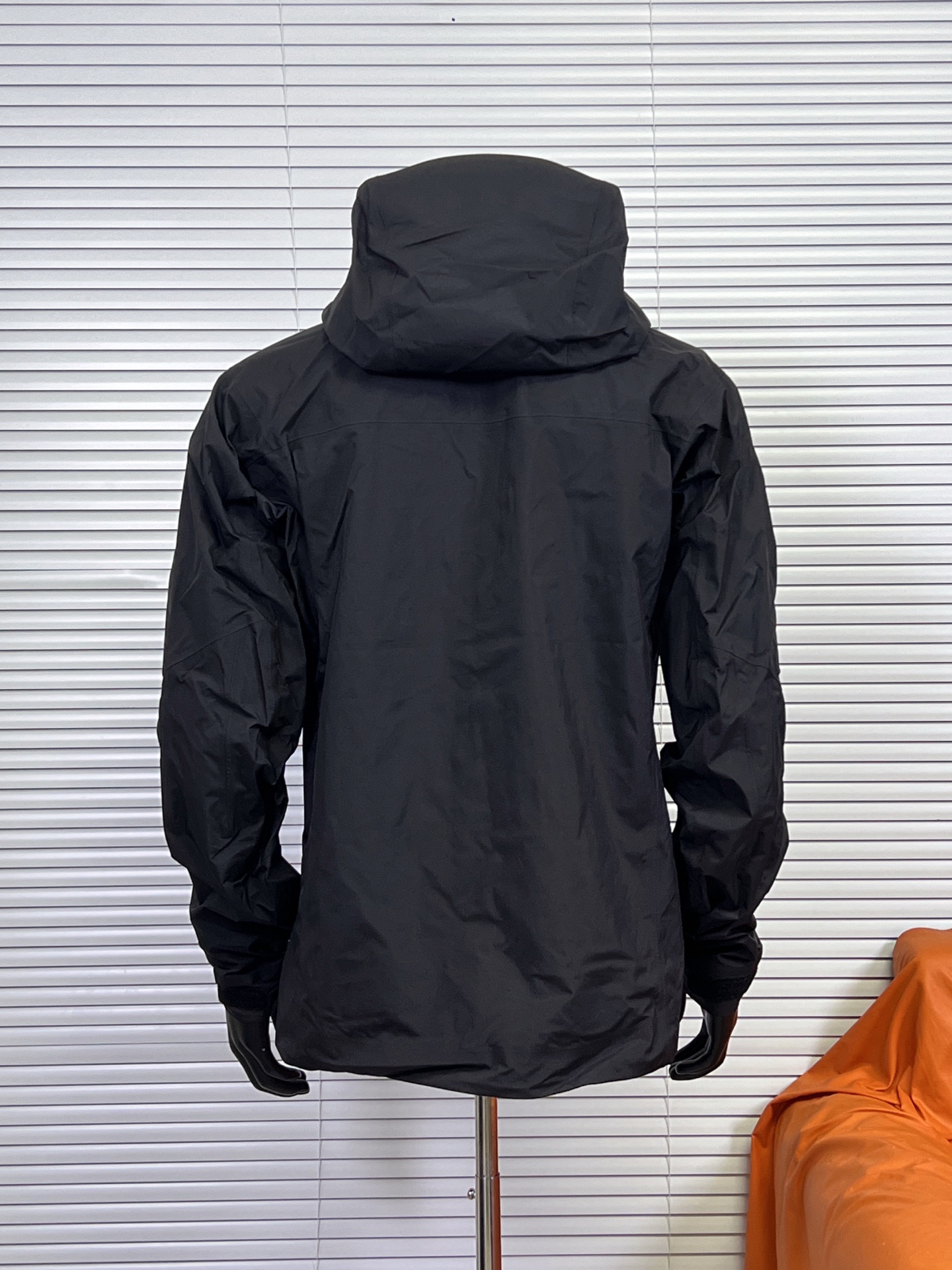 工厂放货💰260
ARCTERYX 始祖鸟SV8代冲锋衣最新款硬壳

Arcteryx，.中文名始祖鸟，加拿大户外服饰品牌，1989年创立于加拿大温哥华。始祖鸟来自加拿大海岸山脉，植根高山的专业户外品牌，始终秉承对精湛设计和工艺孜孜以求的准则。从1989年创立至今，Arcteryx始终不断在产品设计与做工上不惜工本，以满足始祖鸟的标准。品质、设计以及精简的理念造就了其良好的性能，并能满足严苛环境下的使用需求。

面料+特点:
全市场独家RECCO完整救援系统
GORE-TEX防水、防风、透气、轻量、耐磨
基础系列多用途高性能服装适合多种活动和环境穿着
腋下/胸前/袖子有拉链透气
高性能的简约设计，轻量而耐磨
袖口及袖子设计，冲切Velcro®魔术贴袖口粘扣带，减少累赘
防水压胶拉链，任何恶劣天气也不惧！全方位提供防护性不集功能性，美观性，和耐久性于一身

工艺：
独家RECCO是一个完整的救援系统，在衣服上的芯片（也叫反射器），无需电池供电即可提供被搜救的短距离定位，之前主要应用滑雪时出现雪崩等意外导致的失踪搜救，现在RECCO更开放的使用于户外探险者的意外定位搜救中是户外运动中安全保证的重要一环，头盔兼容StormHood™兜帽防护良好且不影响视线，VISLON中央正面拉链，可调节Velcro袖口魔术贴标签，兼容Zip-in

颜色：皇朝红 黑金色 黑蓝拼
尺码：S M L XL XXL