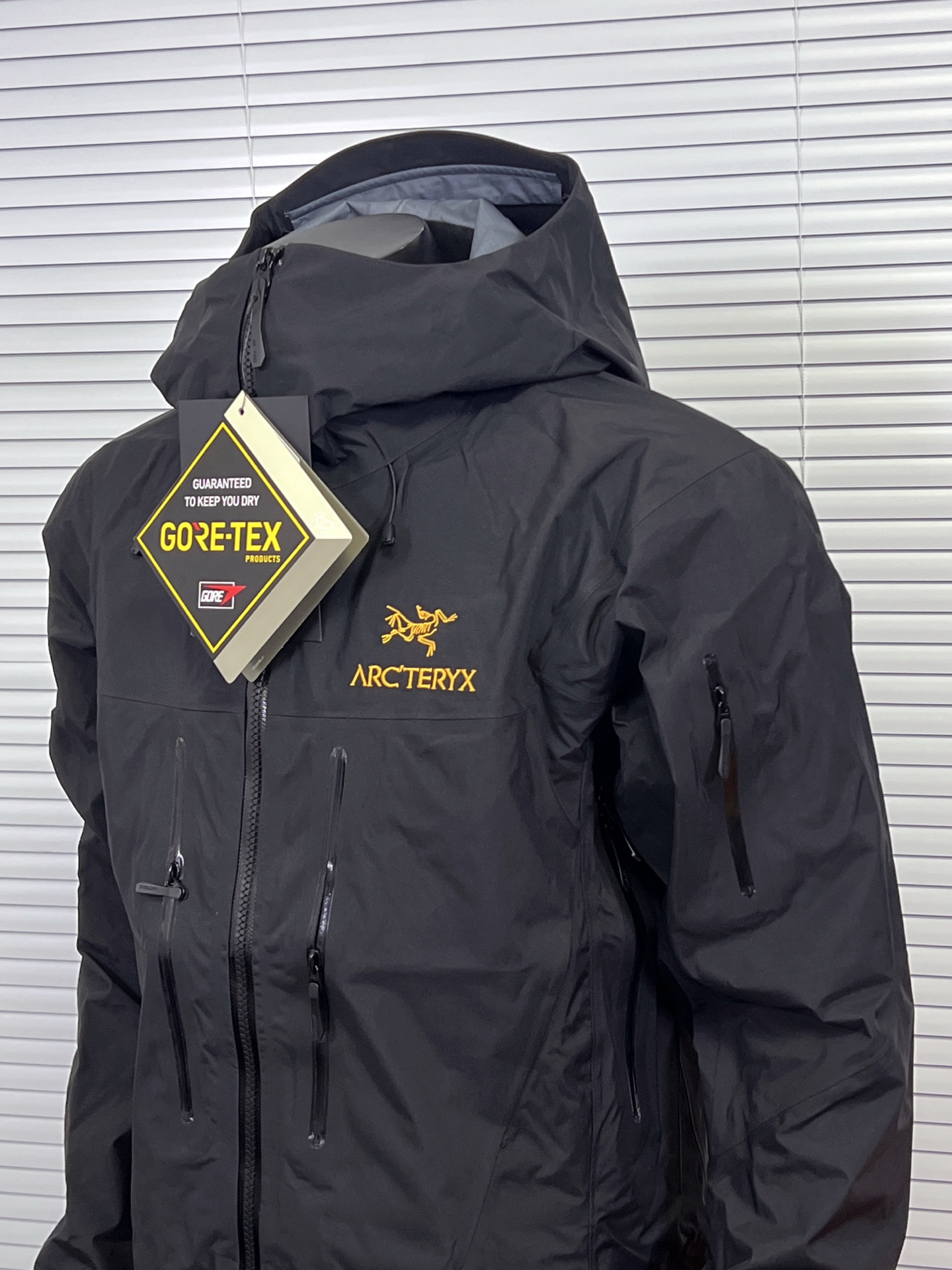 工厂放货💰260
ARCTERYX 始祖鸟SV8代冲锋衣最新款硬壳

Arcteryx，.中文名始祖鸟，加拿大户外服饰品牌，1989年创立于加拿大温哥华。始祖鸟来自加拿大海岸山脉，植根高山的专业户外品牌，始终秉承对精湛设计和工艺孜孜以求的准则。从1989年创立至今，Arcteryx始终不断在产品设计与做工上不惜工本，以满足始祖鸟的标准。品质、设计以及精简的理念造就了其良好的性能，并能满足严苛环境下的使用需求。

面料+特点:
全市场独家RECCO完整救援系统
GORE-TEX防水、防风、透气、轻量、耐磨
基础系列多用途高性能服装适合多种活动和环境穿着
腋下/胸前/袖子有拉链透气
高性能的简约设计，轻量而耐磨
袖口及袖子设计，冲切Velcro®魔术贴袖口粘扣带，减少累赘
防水压胶拉链，任何恶劣天气也不惧！全方位提供防护性不集功能性，美观性，和耐久性于一身

工艺：
独家RECCO是一个完整的救援系统，在衣服上的芯片（也叫反射器），无需电池供电即可提供被搜救的短距离定位，之前主要应用滑雪时出现雪崩等意外导致的失踪搜救，现在RECCO更开放的使用于户外探险者的意外定位搜救中是户外运动中安全保证的重要一环，头盔兼容StormHood™兜帽防护良好且不影响视线，VISLON中央正面拉链，可调节Velcro袖口魔术贴标签，兼容Zip-in

颜色：皇朝红 黑金色 黑蓝拼
尺码：S M L XL XXL