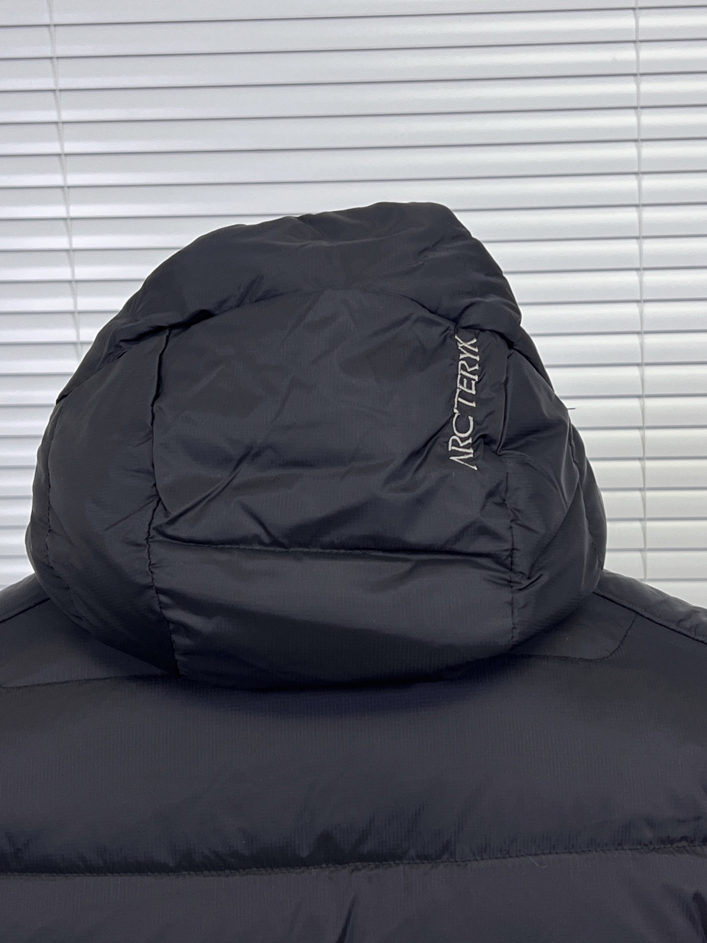 工厂放货💰450
Arcteryx/始祖鸟男女THORIUM Hoody 纯色连帽拉链户外保暖排骨羽绒服情侣款户外滑雪外套
90绒填充 750蓬松度 田岛绣刺 灰绒鹅 短款轻薄连帽羽绒服 外套
胸前侧拉链小口袋，可装东西
    ThoriumAR连帽款用途多样，磨耐且暖保，可作季冬中间层衣物，可也单独穿着，在冷寒环境下还可松轻与壳硬衣物搭配穿着。
    面料经改良有具细纹微理的AratoTM30龙尼面料，非常耐磨，并采用DWR处理，可有效防水、防湿。
    DownCompositeMapping分区填充技术可合理分配羽绒保暖与合成保暖区域 设计简洁的StormHoodM采用合成保暖材料制成 拉链插手口袋，内拉链口袋 
   科技与技术结合 轻薄又保暖 立体剪裁 连帽设计 三标辅料齐全 所见即所得

颜色：黑金  黑银

尺码：S M L XL 2XL