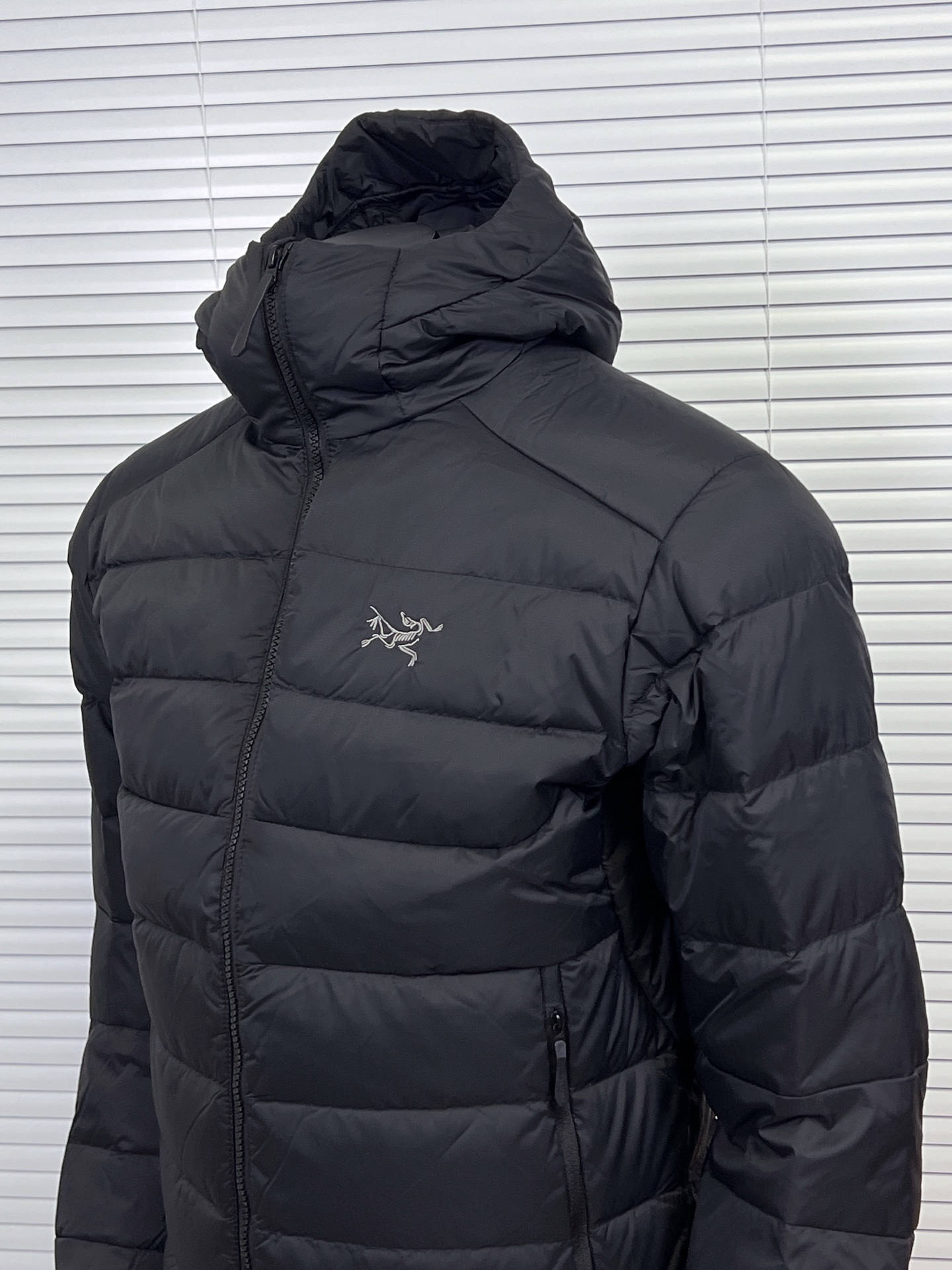 工厂放货💰450
Arcteryx/始祖鸟男女THORIUM Hoody 纯色连帽拉链户外保暖排骨羽绒服情侣款户外滑雪外套
90绒填充 750蓬松度 田岛绣刺 灰绒鹅 短款轻薄连帽羽绒服 外套
胸前侧拉链小口袋，可装东西
    ThoriumAR连帽款用途多样，磨耐且暖保，可作季冬中间层衣物，可也单独穿着，在冷寒环境下还可松轻与壳硬衣物搭配穿着。
    面料经改良有具细纹微理的AratoTM30龙尼面料，非常耐磨，并采用DWR处理，可有效防水、防湿。
    DownCompositeMapping分区填充技术可合理分配羽绒保暖与合成保暖区域 设计简洁的StormHoodM采用合成保暖材料制成 拉链插手口袋，内拉链口袋 
   科技与技术结合 轻薄又保暖 立体剪裁 连帽设计 三标辅料齐全 所见即所得

颜色：黑金  黑银

尺码：S M L XL 2XL