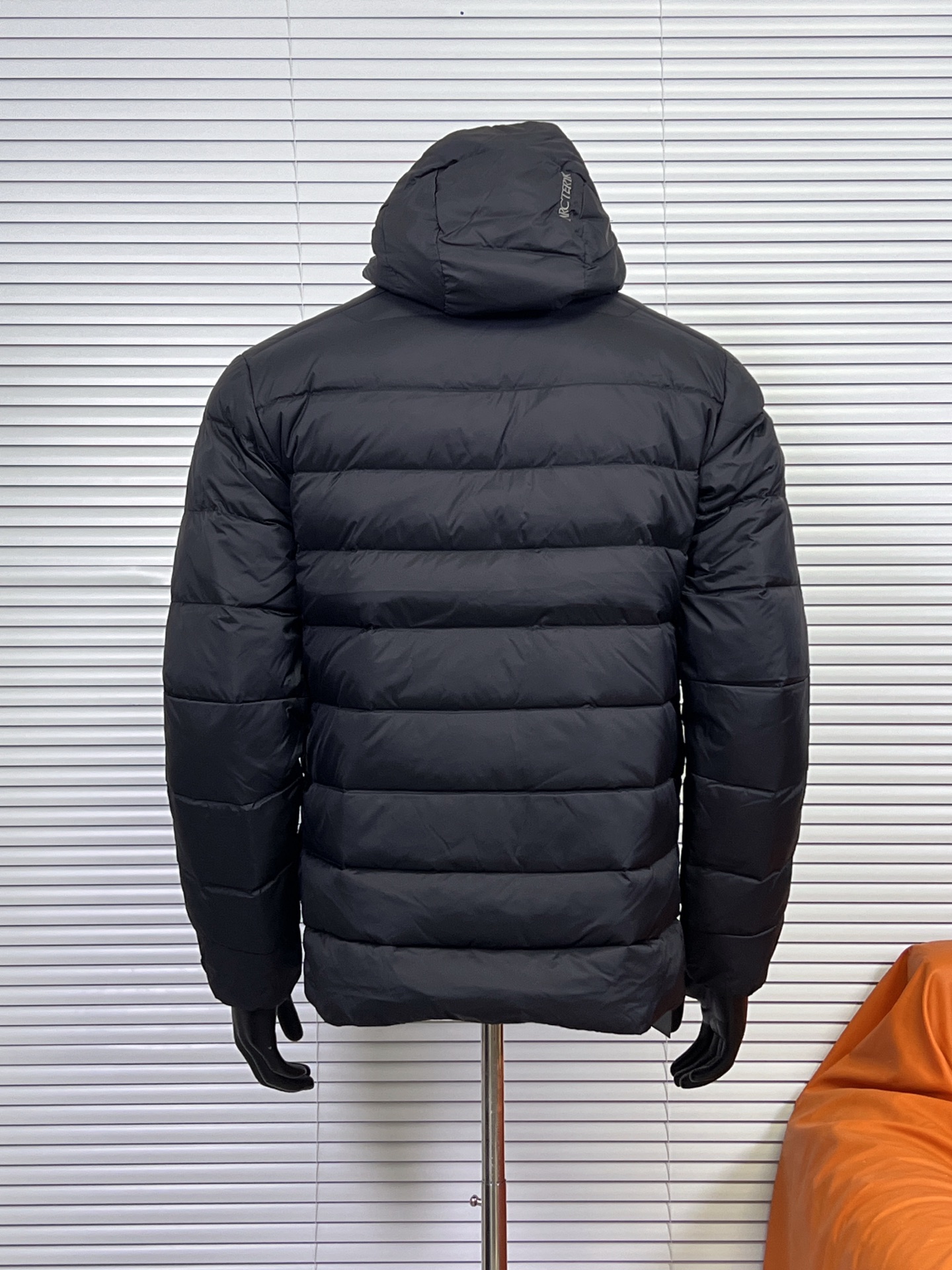 工厂放货💰450
Arcteryx/始祖鸟男女THORIUM Hoody 纯色连帽拉链户外保暖排骨羽绒服情侣款户外滑雪外套
90绒填充 750蓬松度 田岛绣刺 灰绒鹅 短款轻薄连帽羽绒服 外套
胸前侧拉链小口袋，可装东西
    ThoriumAR连帽款用途多样，磨耐且暖保，可作季冬中间层衣物，可也单独穿着，在冷寒环境下还可松轻与壳硬衣物搭配穿着。
    面料经改良有具细纹微理的AratoTM30龙尼面料，非常耐磨，并采用DWR处理，可有效防水、防湿。
    DownCompositeMapping分区填充技术可合理分配羽绒保暖与合成保暖区域 设计简洁的StormHoodM采用合成保暖材料制成 拉链插手口袋，内拉链口袋 
   科技与技术结合 轻薄又保暖 立体剪裁 连帽设计 三标辅料齐全 所见即所得

颜色：黑金  黑银

尺码：S M L XL 2XL