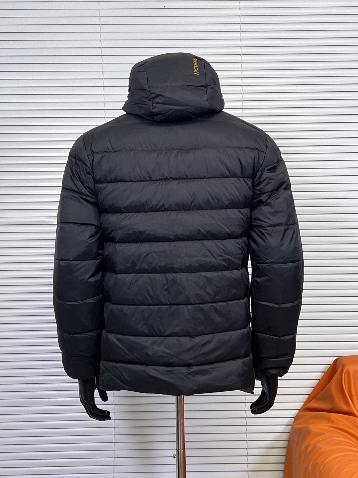 工厂放货💰450
Arcteryx/始祖鸟男女THORIUM Hoody 纯色连帽拉链户外保暖排骨羽绒服情侣款户外滑雪外套
90绒填充 750蓬松度 田岛绣刺 灰绒鹅 短款轻薄连帽羽绒服 外套
胸前侧拉链小口袋，可装东西
    ThoriumAR连帽款用途多样，磨耐且暖保，可作季冬中间层衣物，可也单独穿着，在冷寒环境下还可松轻与壳硬衣物搭配穿着。
    面料经改良有具细纹微理的AratoTM30龙尼面料，非常耐磨，并采用DWR处理，可有效防水、防湿。
    DownCompositeMapping分区填充技术可合理分配羽绒保暖与合成保暖区域 设计简洁的StormHoodM采用合成保暖材料制成 拉链插手口袋，内拉链口袋 
   科技与技术结合 轻薄又保暖 立体剪裁 连帽设计 三标辅料齐全 所见即所得

颜色：黑金  黑银

尺码：S M L XL 2XL