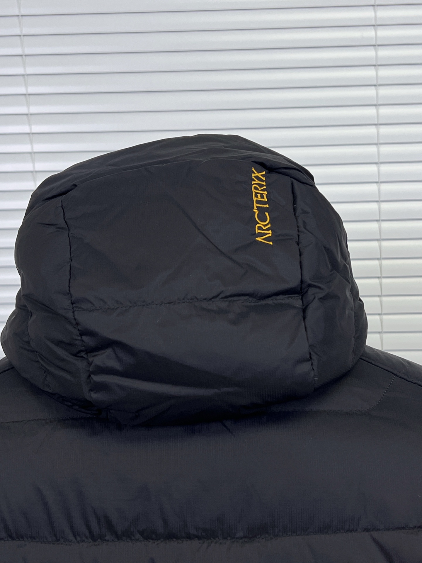 工厂放货💰450
Arcteryx/始祖鸟男女THORIUM Hoody 纯色连帽拉链户外保暖排骨羽绒服情侣款户外滑雪外套
90绒填充 750蓬松度 田岛绣刺 灰绒鹅 短款轻薄连帽羽绒服 外套
胸前侧拉链小口袋，可装东西
    ThoriumAR连帽款用途多样，磨耐且暖保，可作季冬中间层衣物，可也单独穿着，在冷寒环境下还可松轻与壳硬衣物搭配穿着。
    面料经改良有具细纹微理的AratoTM30龙尼面料，非常耐磨，并采用DWR处理，可有效防水、防湿。
    DownCompositeMapping分区填充技术可合理分配羽绒保暖与合成保暖区域 设计简洁的StormHoodM采用合成保暖材料制成 拉链插手口袋，内拉链口袋 
   科技与技术结合 轻薄又保暖 立体剪裁 连帽设计 三标辅料齐全 所见即所得

颜色：黑金  黑银

尺码：S M L XL 2XL