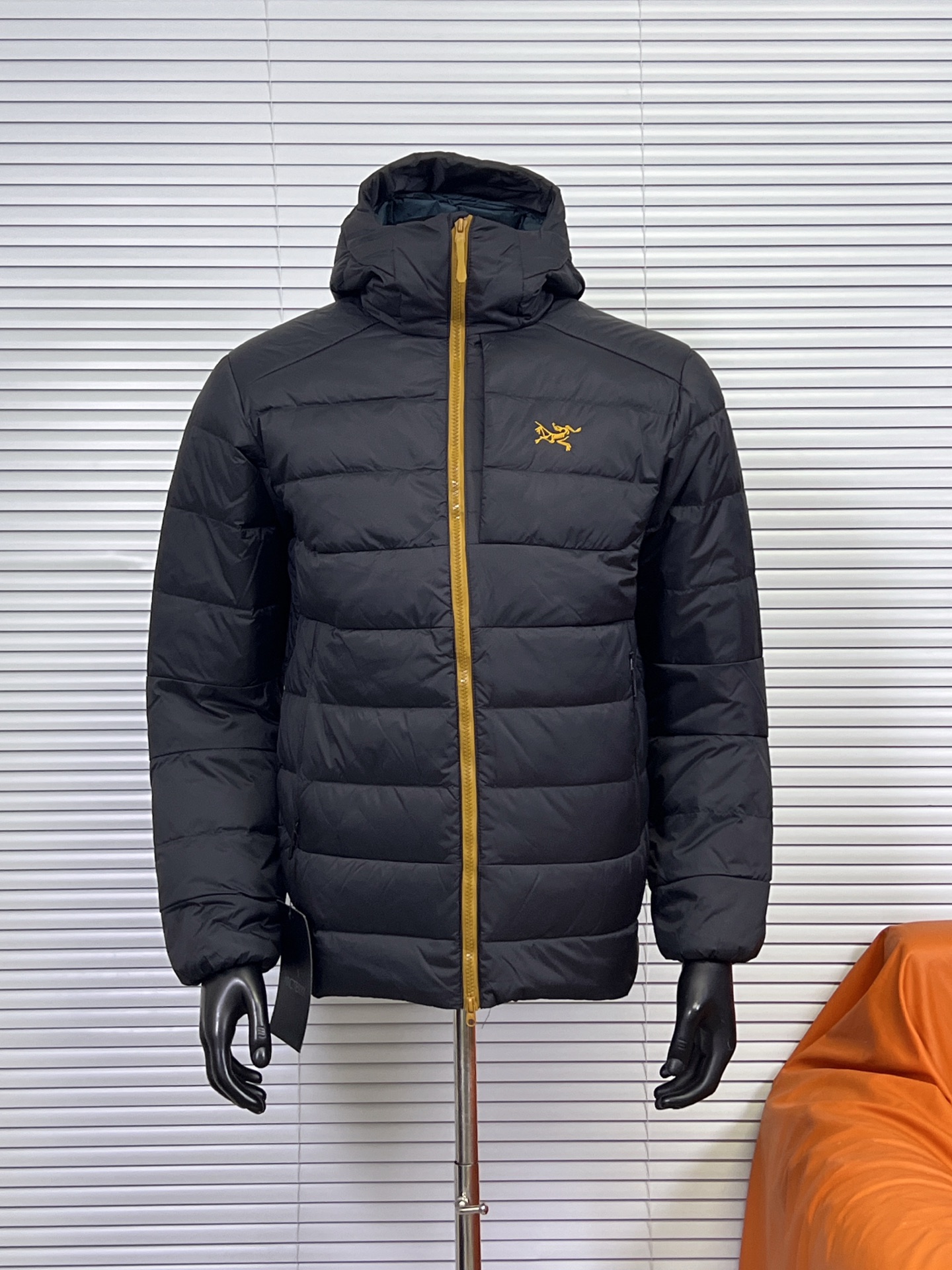 工厂放货💰450
Arcteryx/始祖鸟男女THORIUM Hoody 纯色连帽拉链户外保暖排骨羽绒服情侣款户外滑雪外套
90绒填充 750蓬松度 田岛绣刺 灰绒鹅 短款轻薄连帽羽绒服 外套
胸前侧拉链小口袋，可装东西
    ThoriumAR连帽款用途多样，磨耐且暖保，可作季冬中间层衣物，可也单独穿着，在冷寒环境下还可松轻与壳硬衣物搭配穿着。
    面料经改良有具细纹微理的AratoTM30龙尼面料，非常耐磨，并采用DWR处理，可有效防水、防湿。
    DownCompositeMapping分区填充技术可合理分配羽绒保暖与合成保暖区域 设计简洁的StormHoodM采用合成保暖材料制成 拉链插手口袋，内拉链口袋 
   科技与技术结合 轻薄又保暖 立体剪裁 连帽设计 三标辅料齐全 所见即所得

颜色：黑金  黑银

尺码：S M L XL 2XL