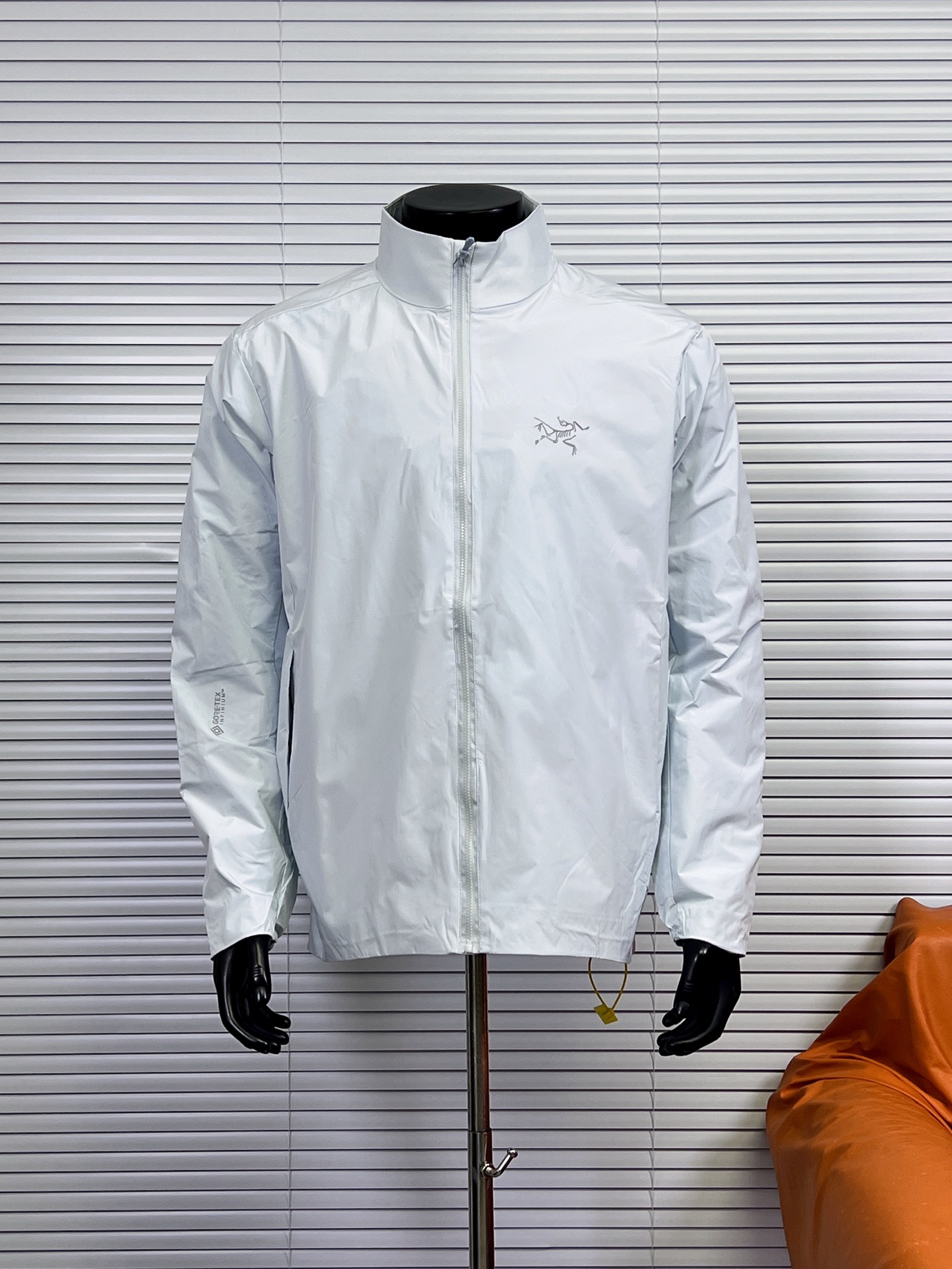 (优势放店) Arc‘teryx/始祖鸟 索拉诺立领风衣夹克,SOLANO Jacket男女同款冲锋衣,旅游休闲必备外套情侣款 - 采用Gore-Tex白标(Windstopper)防风面料,具有防风、防泼水和透气性能. - 大身里料为聚酯纤维针织,袖子和帽子里料为锦纶平纹机织物,柔软且易于穿脱. - 经无氟DWR(耐久防水)处理,适合多变环境下的户外活动或都市通勤. ·适合徒步、都市通勤以及寒冷恶劣天气下的高强度运动(如夜跑、夜骑). ·设计简洁,活动自由度大,可与其他衣物搭配穿着. 颜色:破晓蓝 黑色