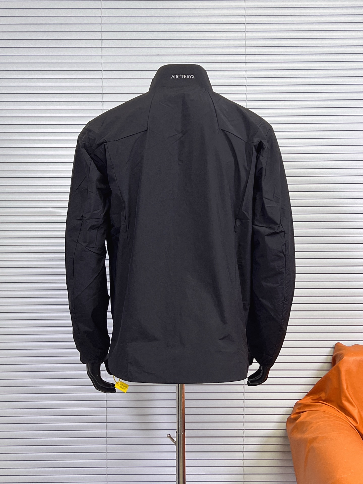 (优势放店) Arc‘teryx/始祖鸟 索拉诺立领风衣夹克,SOLANO Jacket男女同款冲锋衣,旅游休闲必备外套情侣款 - 采用Gore-Tex白标(Windstopper)防风面料,具有防风、防泼水和透气性能. - 大身里料为聚酯纤维针织,袖子和帽子里料为锦纶平纹机织物,柔软且易于穿脱. - 经无氟DWR(耐久防水)处理,适合多变环境下的户外活动或都市通勤. ·适合徒步、都市通勤以及寒冷恶劣天气下的高强度运动(如夜跑、夜骑). ·设计简洁,活动自由度大,可与其他衣物搭配穿着. 颜色:破晓蓝 黑色