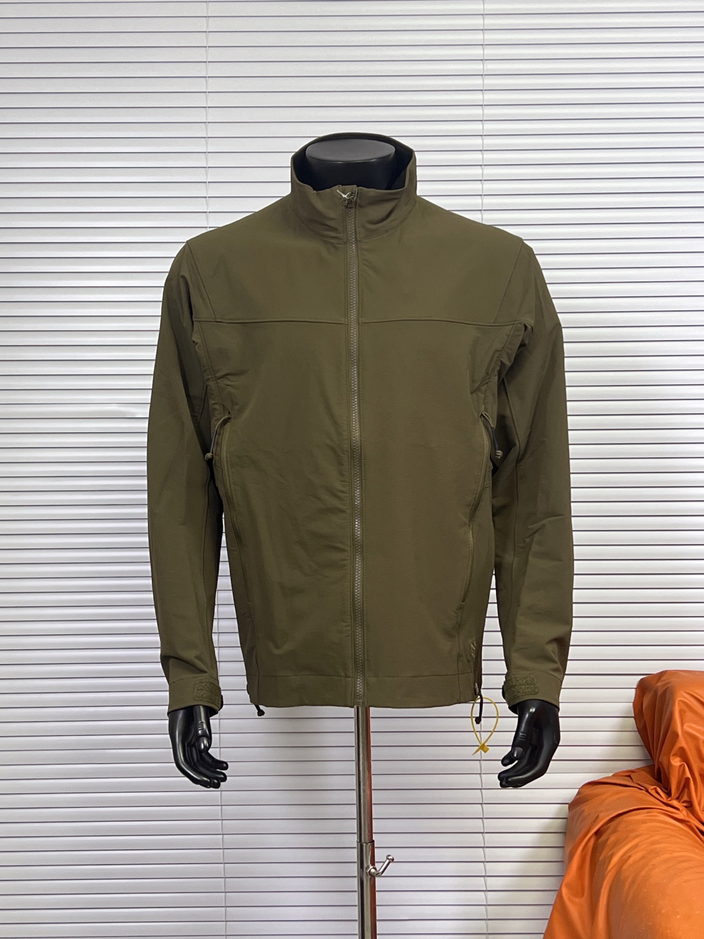 (优势放店) ARC'TERYX/始祖鸟 军鸟软壳巡逻夹克 巡逻夹克LEAF Patrol Jacket AR战术软壳 三色复刻立领夹克外套上衣 三色军鸟顶级配置1:1面料 原版打版开模 纽扣拉链 通通还原原版 男款始祖鸟军版向导级立领外套!防风,穿着轻巧舒适是其主要特点!一般作为外套使用,搭配其他中层和内衣使用. 特点: 1:面料防风,并有一定的防泼水,露,雪等能力,柔软度和耐用性均衡. 2:内部腰部收紧拉链竖直设计最大效果防止和战术腰带发生钩挂和磨损. 3:肩部和手肘立体剪裁,具有优秀的运动性,不影响各种战术动作. 4:内部有一个带拉链的胸袋,外部有两个带拉链的插手袋,里面有开口可保证通讯线缆通过. 颜色 : 黑色 游骑兵绿 狼灰色