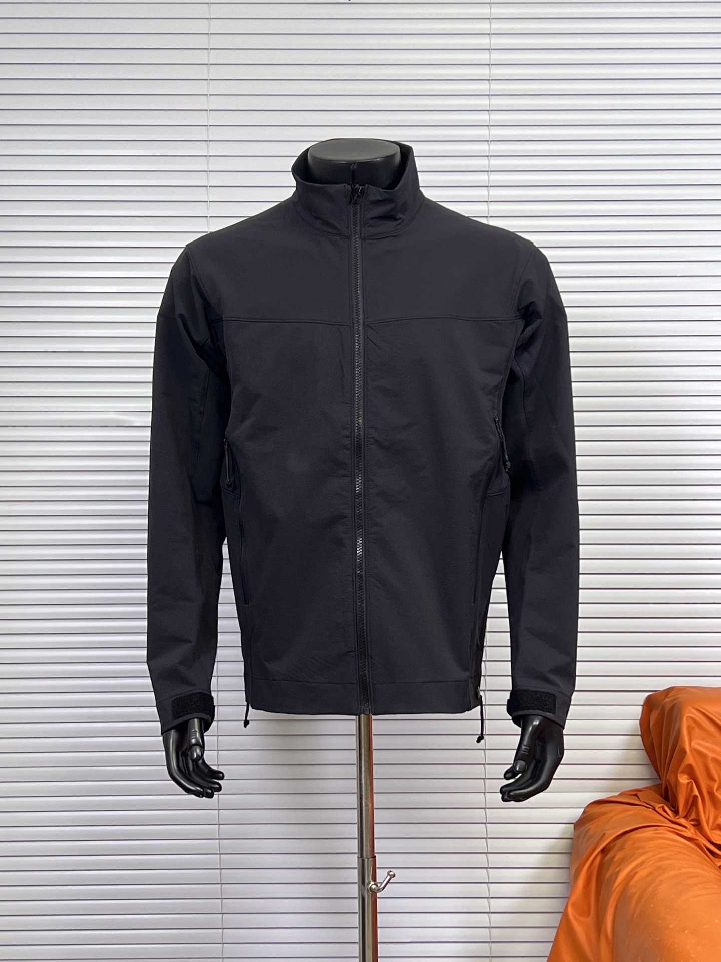 (优势放店) ARC'TERYX/始祖鸟 军鸟软壳巡逻夹克 巡逻夹克LEAF Patrol Jacket AR战术软壳 三色复刻立领夹克外套上衣 三色军鸟顶级配置1:1面料 原版打版开模 纽扣拉链 通通还原原版 男款始祖鸟军版向导级立领外套!防风,穿着轻巧舒适是其主要特点!一般作为外套使用,搭配其他中层和内衣使用. 特点: 1:面料防风,并有一定的防泼水,露,雪等能力,柔软度和耐用性均衡. 2:内部腰部收紧拉链竖直设计最大效果防止和战术腰带发生钩挂和磨损. 3:肩部和手肘立体剪裁,具有优秀的运动性,不影响各种战术动作. 4:内部有一个带拉链的胸袋,外部有两个带拉链的插手袋,里面有开口可保证通讯线缆通过. 颜色 : 黑色 游骑兵绿 狼灰色