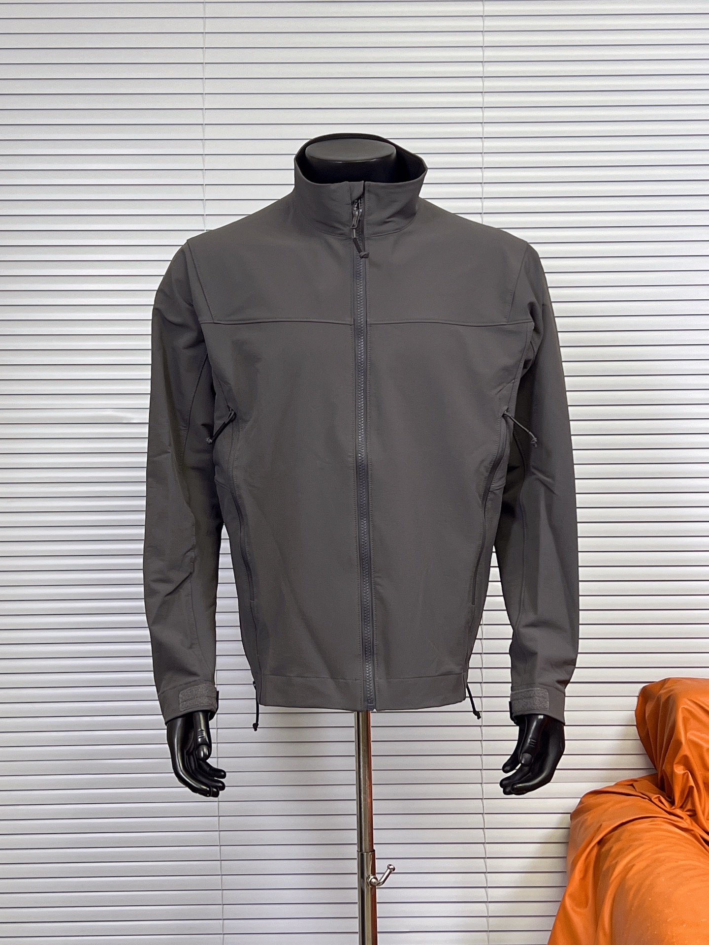 (优势放店) ARC'TERYX/始祖鸟 军鸟软壳巡逻夹克 巡逻夹克LEAF Patrol Jacket AR战术软壳 三色复刻立领夹克外套上衣 三色军鸟顶级配置1:1面料 原版打版开模 纽扣拉链 通通还原原版 男款始祖鸟军版向导级立领外套!防风,穿着轻巧舒适是其主要特点!一般作为外套使用,搭配其他中层和内衣使用. 特点: 1:面料防风,并有一定的防泼水,露,雪等能力,柔软度和耐用性均衡. 2:内部腰部收紧拉链竖直设计最大效果防止和战术腰带发生钩挂和磨损. 3:肩部和手肘立体剪裁,具有优秀的运动性,不影响各种战术动作. 4:内部有一个带拉链的胸袋,外部有两个带拉链的插手袋,里面有开口可保证通讯线缆通过. 颜色 : 黑色 游骑兵绿 狼灰色