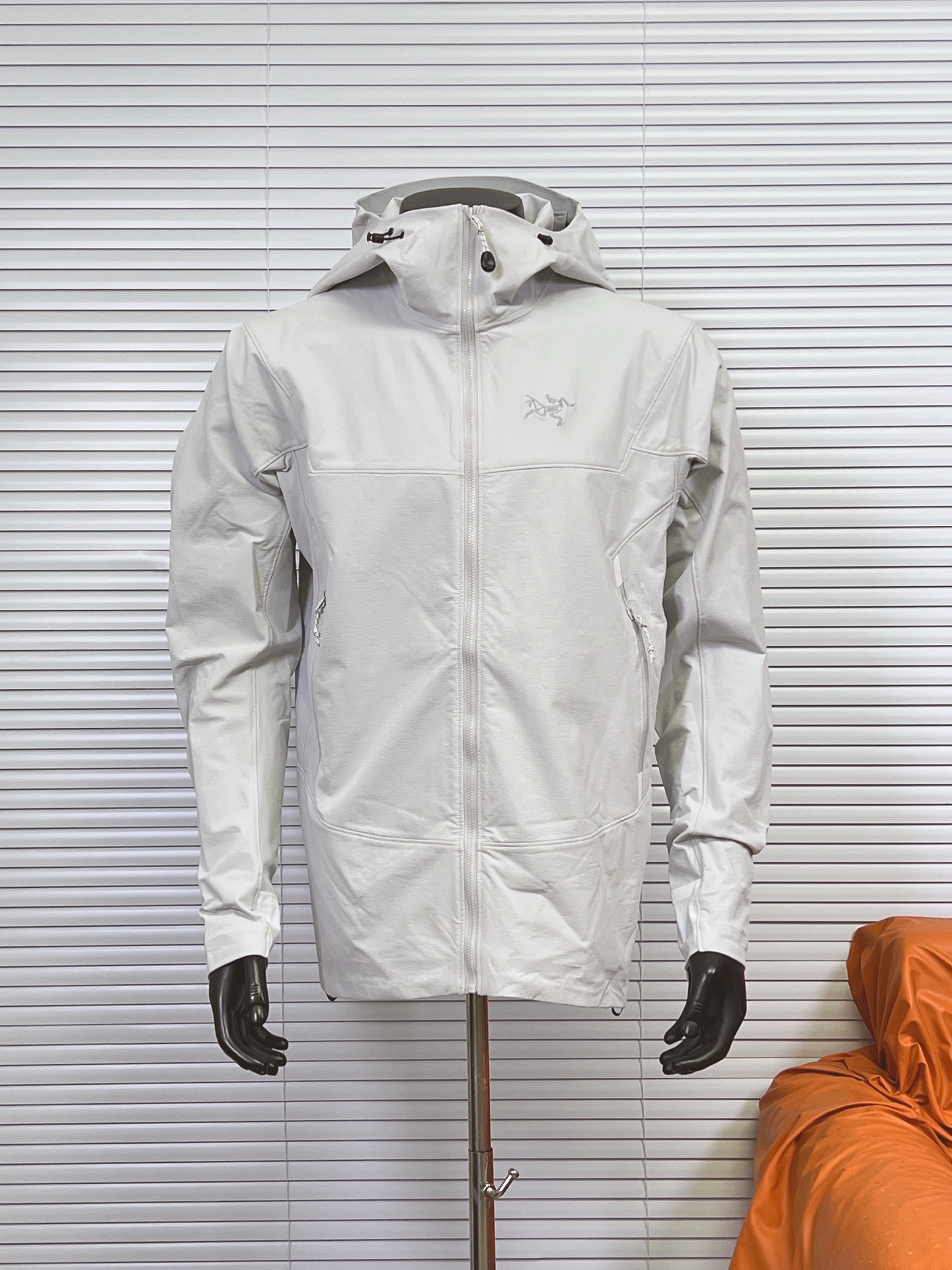 (优势放店) 始祖鸟GAMMA HOODY连帽软壳冲锋衣 一件能穿十年的软壳,底气全在面料与毫米级加工里——这不是普通外套,是为专业户外与城市通勤打磨的「第二层皮肤」. 🔹 核心面料科技 采用FortiusTM 2.0 4向弹力软壳面料,专为动态活动设计: • 表层防风拒水:致密梭织结构,高效阻隔冷风与轻度雨雪,春秋通勤、徒步登山都能稳住体感; • 内里微绒保暖:细腻磨毛内里,亲肤锁温,不闷汗、不粘身,单穿舒适,叠穿也无臃肿感; • 4向弹力拉伸:面料可随身体动作延展,抬手、攀爬、大步走都无束缚,真正做到「动而不勒」. 🔹 精密加工细节 • 立体剪裁拼接:肩袖、侧腰采用人体工学分片剪裁,避开受力摩擦点,背包、摆臂时不磨肤、不卡身; • YKK®全拉链系统:定制防水拉链+防风挡片,顺滑易拉,同时阻隔冷风灌入,细节处尽显专业; • 拉链口袋设计:两侧+袖部均配拉链口袋,拉链头做低调处理,安全收纳手机、钥匙,不晃荡、不硌身; • 平整压胶封边:领口、袖口、下摆采用热压封边工艺,替代传统车线,不硌肤、不变形,洗后依旧挺括; • Logo标识工艺:胸前始祖鸟骨架Logo采用高牢度热转印/刺绣工艺,耐水洗、不脱落,低调辨识度拉满. 🔹 耐用性与场景 面料经过抗撕裂、耐磨测试,日常剐蹭、户外摩擦都不易起球、破损;轻量化设计(约300g),折叠后可塞进登山包侧袋,兼顾专业户外(徒步、攀岩)与城市通勤,春秋单穿、冬季叠穿羽绒服都适配. 懂工艺的人,一摸面料就懂:这才是始祖鸟级别的「低调硬核」——把专业防护藏进日常,让每一次出行都更从容. 颜色:粉色 神秘灰 破晓蓝 黑色