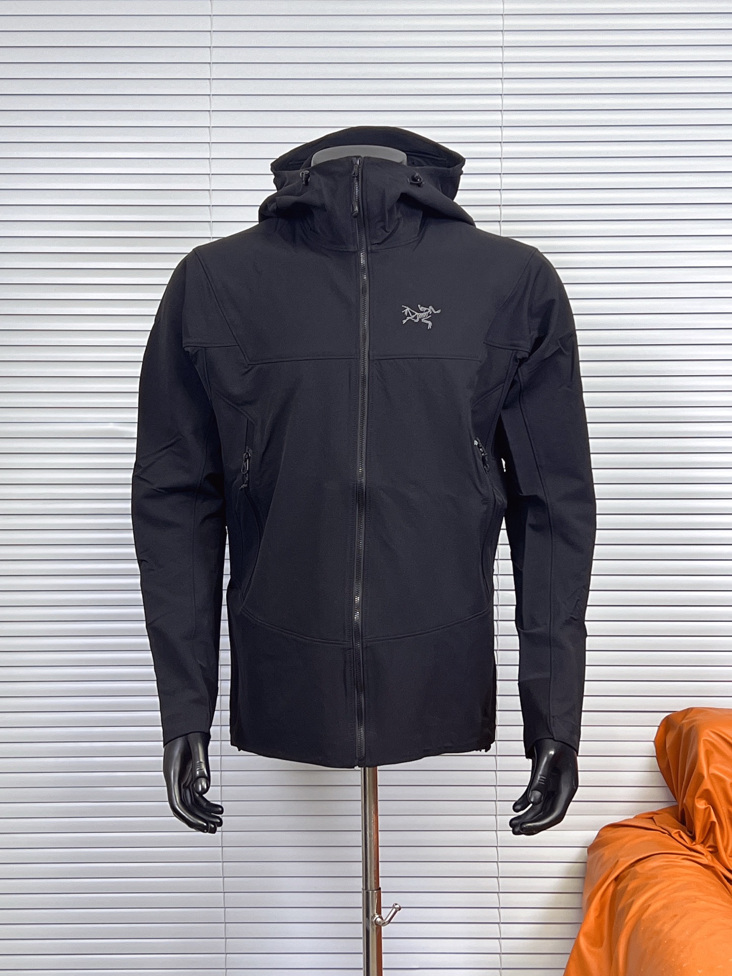 (优势放店) 始祖鸟GAMMA HOODY连帽软壳冲锋衣 一件能穿十年的软壳,底气全在面料与毫米级加工里——这不是普通外套,是为专业户外与城市通勤打磨的「第二层皮肤」. 🔹 核心面料科技 采用FortiusTM 2.0 4向弹力软壳面料,专为动态活动设计: • 表层防风拒水:致密梭织结构,高效阻隔冷风与轻度雨雪,春秋通勤、徒步登山都能稳住体感; • 内里微绒保暖:细腻磨毛内里,亲肤锁温,不闷汗、不粘身,单穿舒适,叠穿也无臃肿感; • 4向弹力拉伸:面料可随身体动作延展,抬手、攀爬、大步走都无束缚,真正做到「动而不勒」. 🔹 精密加工细节 • 立体剪裁拼接:肩袖、侧腰采用人体工学分片剪裁,避开受力摩擦点,背包、摆臂时不磨肤、不卡身; • YKK®全拉链系统:定制防水拉链+防风挡片,顺滑易拉,同时阻隔冷风灌入,细节处尽显专业; • 拉链口袋设计:两侧+袖部均配拉链口袋,拉链头做低调处理,安全收纳手机、钥匙,不晃荡、不硌身; • 平整压胶封边:领口、袖口、下摆采用热压封边工艺,替代传统车线,不硌肤、不变形,洗后依旧挺括; • Logo标识工艺:胸前始祖鸟骨架Logo采用高牢度热转印/刺绣工艺,耐水洗、不脱落,低调辨识度拉满. 🔹 耐用性与场景 面料经过抗撕裂、耐磨测试,日常剐蹭、户外摩擦都不易起球、破损;轻量化设计(约300g),折叠后可塞进登山包侧袋,兼顾专业户外(徒步、攀岩)与城市通勤,春秋单穿、冬季叠穿羽绒服都适配. 懂工艺的人,一摸面料就懂:这才是始祖鸟级别的「低调硬核」——把专业防护藏进日常,让每一次出行都更从容. 颜色:粉色 神秘灰 破晓蓝 黑色