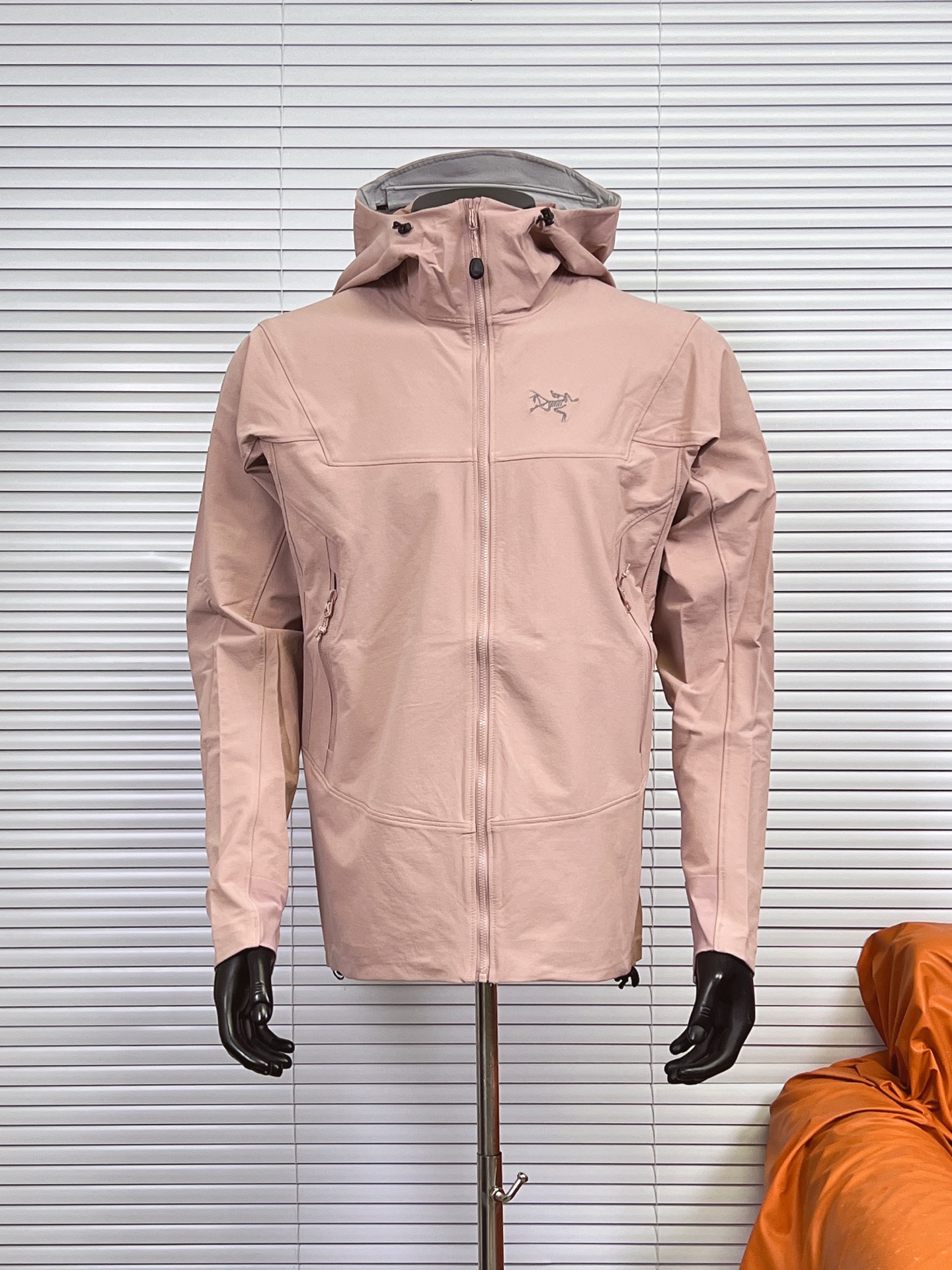 (优势放店) 始祖鸟GAMMA HOODY连帽软壳冲锋衣 一件能穿十年的软壳,底气全在面料与毫米级加工里——这不是普通外套,是为专业户外与城市通勤打磨的「第二层皮肤」. 🔹 核心面料科技 采用FortiusTM 2.0 4向弹力软壳面料,专为动态活动设计: • 表层防风拒水:致密梭织结构,高效阻隔冷风与轻度雨雪,春秋通勤、徒步登山都能稳住体感; • 内里微绒保暖:细腻磨毛内里,亲肤锁温,不闷汗、不粘身,单穿舒适,叠穿也无臃肿感; • 4向弹力拉伸:面料可随身体动作延展,抬手、攀爬、大步走都无束缚,真正做到「动而不勒」. 🔹 精密加工细节 • 立体剪裁拼接:肩袖、侧腰采用人体工学分片剪裁,避开受力摩擦点,背包、摆臂时不磨肤、不卡身; • YKK®全拉链系统:定制防水拉链+防风挡片,顺滑易拉,同时阻隔冷风灌入,细节处尽显专业; • 拉链口袋设计:两侧+袖部均配拉链口袋,拉链头做低调处理,安全收纳手机、钥匙,不晃荡、不硌身; • 平整压胶封边:领口、袖口、下摆采用热压封边工艺,替代传统车线,不硌肤、不变形,洗后依旧挺括; • Logo标识工艺:胸前始祖鸟骨架Logo采用高牢度热转印/刺绣工艺,耐水洗、不脱落,低调辨识度拉满. 🔹 耐用性与场景 面料经过抗撕裂、耐磨测试,日常剐蹭、户外摩擦都不易起球、破损;轻量化设计(约300g),折叠后可塞进登山包侧袋,兼顾专业户外(徒步、攀岩)与城市通勤,春秋单穿、冬季叠穿羽绒服都适配. 懂工艺的人,一摸面料就懂:这才是始祖鸟级别的「低调硬核」——把专业防护藏进日常,让每一次出行都更从容. 颜色:粉色 神秘灰 破晓蓝 黑色