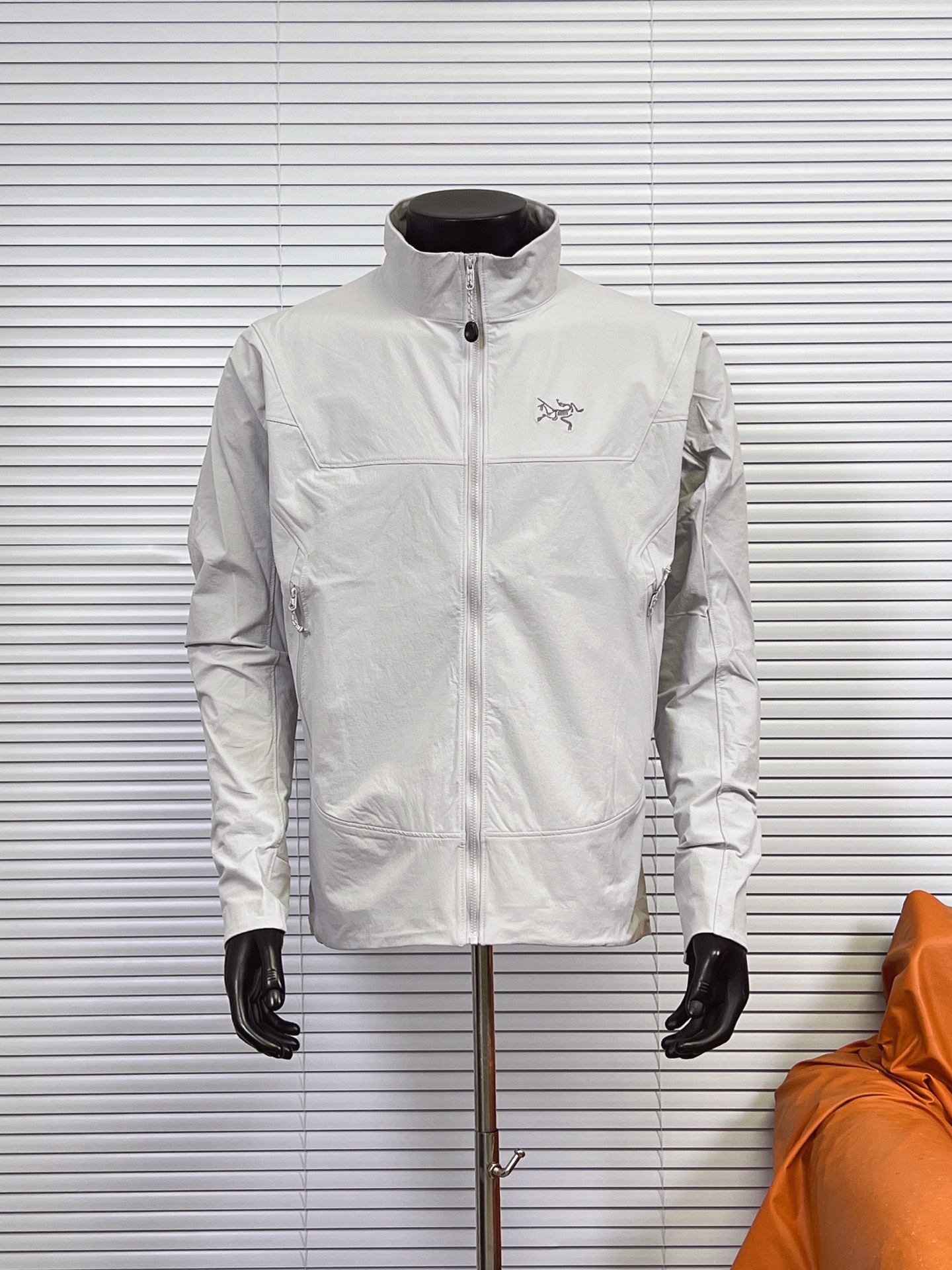 (优势放店) 始祖鸟GAMMA HOODY 立领软壳冲锋衣 一件能穿十年的软壳,底气全在面料与毫米级加工里——这不是普通外套,是为专业户外与城市通勤打磨的「第二层皮肤」. 🔹 核心面料科技 采用FortiusTM 2.0 4向弹力软壳面料,专为动态活动设计: • 表层防风拒水:致密梭织结构,高效阻隔冷风与轻度雨雪,春秋通勤、徒步登山都能稳住体感; • 内里微绒保暖:细腻磨毛内里,亲肤锁温,不闷汗、不粘身,单穿舒适,叠穿也无臃肿感; • 4向弹力拉伸:面料可随身体动作延展,抬手、攀爬、大步走都无束缚,真正做到「动而不勒」. 🔹 精密加工细节 • 立体剪裁拼接:肩袖、侧腰采用人体工学分片剪裁,避开受力摩擦点,背包、摆臂时不磨肤、不卡身; • YKK®全拉链系统:定制防水拉链+防风挡片,顺滑易拉,同时阻隔冷风灌入,细节处尽显专业; • 拉链口袋设计:两侧+袖部均配拉链口袋,拉链头做低调处理,安全收纳手机、钥匙,不晃荡、不硌身; • 平整压胶封边:领口、袖口、下摆采用热压封边工艺,替代传统车线,不硌肤、不变形,洗后依旧挺括; • Logo标识工艺:胸前始祖鸟骨架Logo采用高牢度热转印/刺绣工艺,耐水洗、不脱落,低调辨识度拉满. 🔹 耐用性与场景 面料经过抗撕裂、耐磨测试,日常剐蹭、户外摩擦都不易起球、破损;轻量化设计(约300g),折叠后可塞进登山包侧袋,兼顾专业户外(徒步、攀岩)与城市通勤,春秋单穿、冬季叠穿羽绒服都适配. 懂工艺的人,一摸面料就懂:这才是始祖鸟级别的「低调硬核」——把专业防护藏进日常,让每一次出行都更从容. 颜色:神秘灰 黑色 水波灰 卡其色 宝石蓝