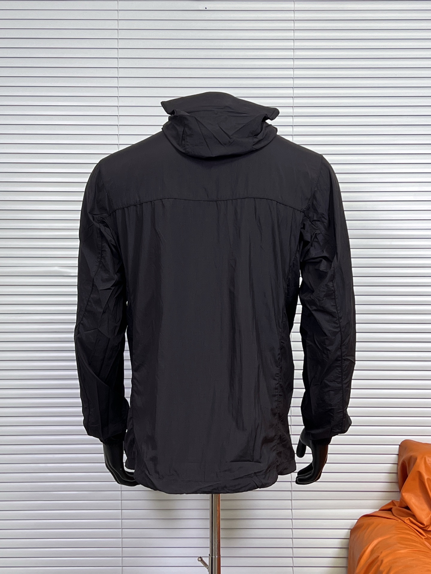 工厂 (支持放店) Arcteryx/始祖鸟 SH/P32防晒衣 皮肤衣 3m反光Logo轻量防风轻薄款连帽防晒皮肤衣 男女同款 官网同步 防紫外线,透气,轻量,耐用,功能多样,防水,细节拉满 原版一致! lncendo系列连帽衣久经考验,是一件必不639可少的便携防风服,适合在炎热而多变的天气冒险活动时穿着,尼龙高度防风面料,虽轻薄但强度很大,具有超轻的极简结构! 防晒指数50+ 机能薄型夹克小冲锋衣皮肤衣防晒衣!男女同款可配情侣装! 颜色:黑色